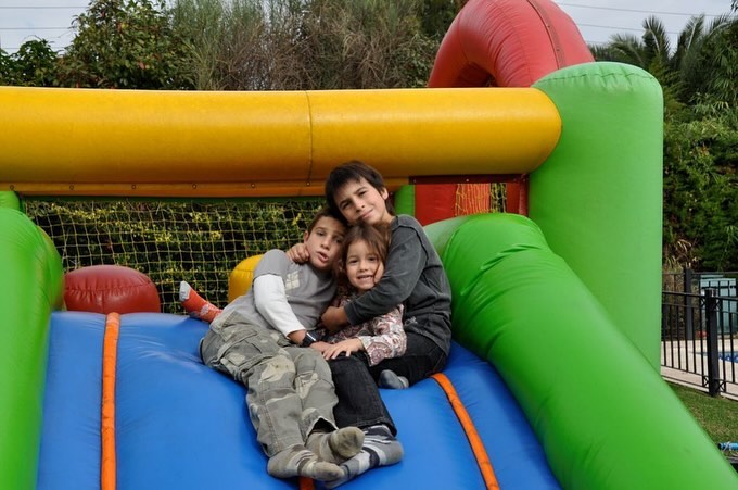 Valentín Yankelevich durante su niñez posando junto a sus hermanos Franco y Azul | Fuente: Instagram/ valenyan_