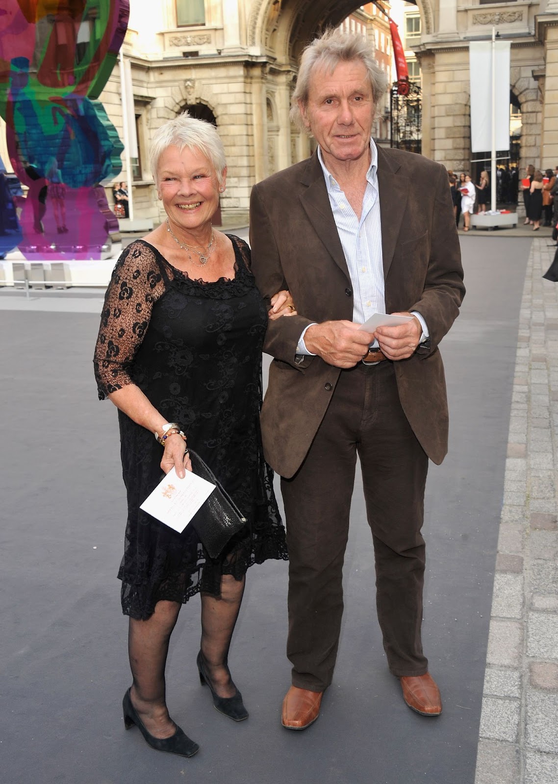 Judi Dench y David Mills en la fiesta previa a la exposición de verano de la Real Academia de las Artes el 2 de junio de 2011, en Londres, Inglaterra | Fuente: Getty Images