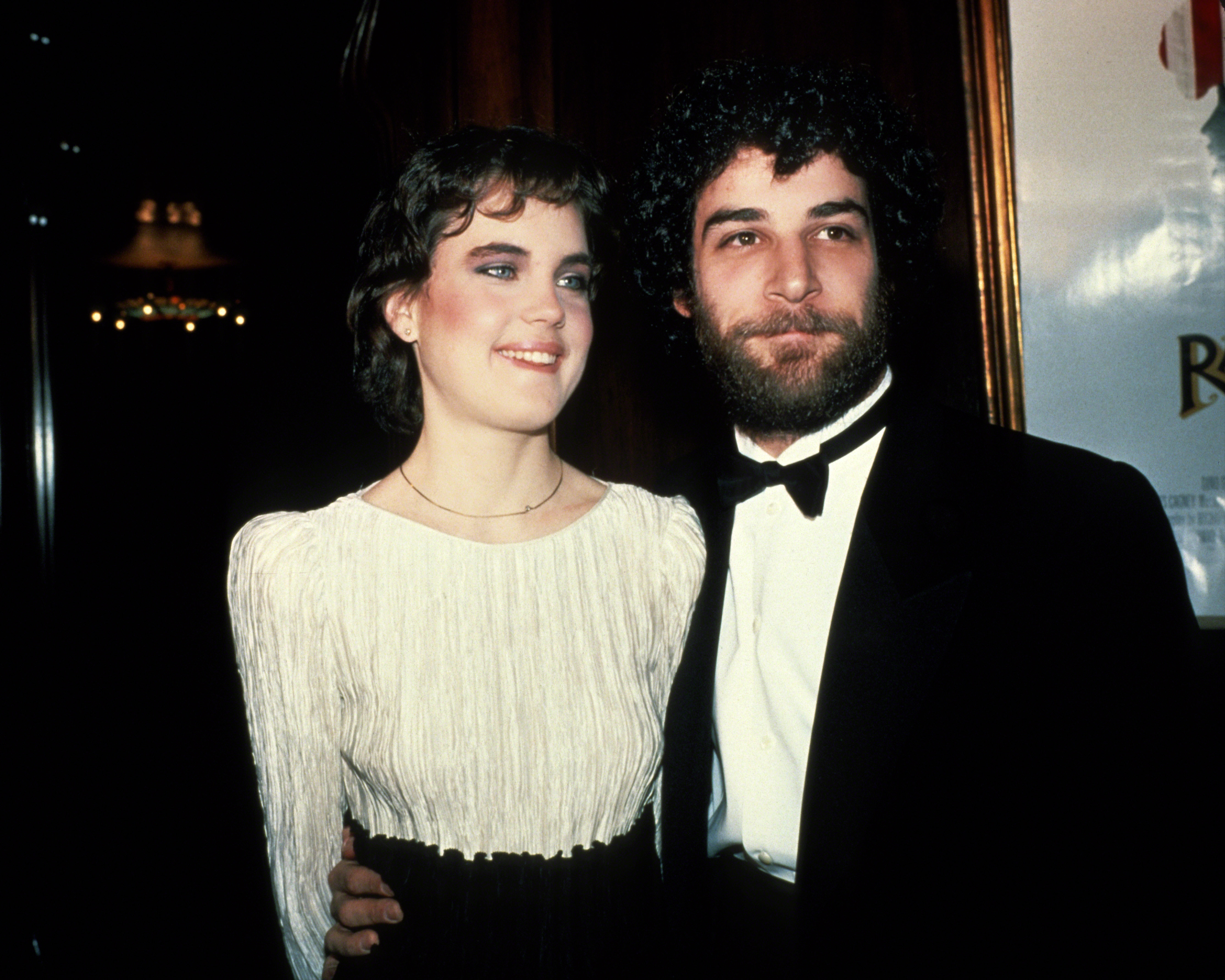 La actriz y su compañero de reparto Mandy Patinkin asisten al estreno de "Ragtime", 1981 | Fuente: Getty Images