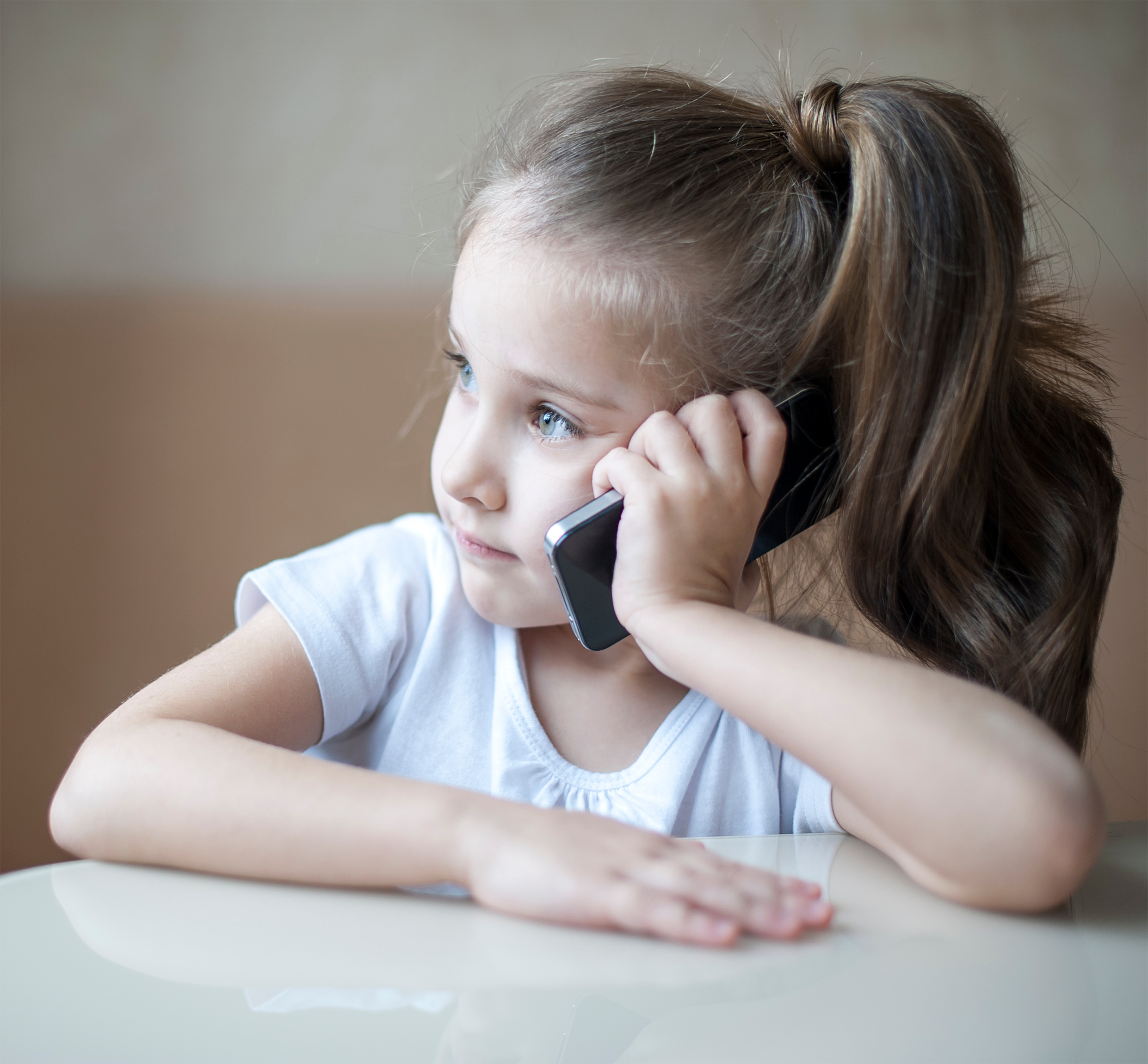 Niña hablando por teléfono | Fuente: Shutterstock.com