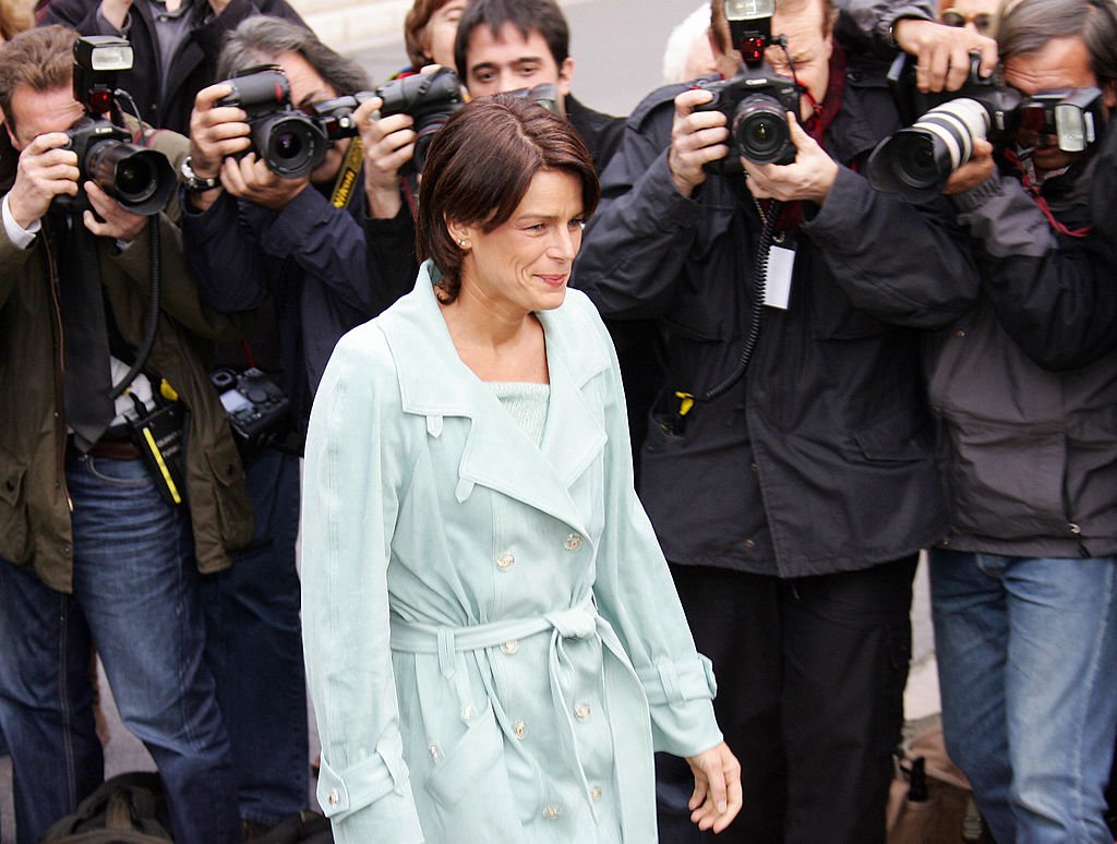 Stephanie de Mónaco llega a la ceremonia de investidura del príncipe Albert II de Mónaco, el 18 de noviembre de 2005. | Foto: Getty Images