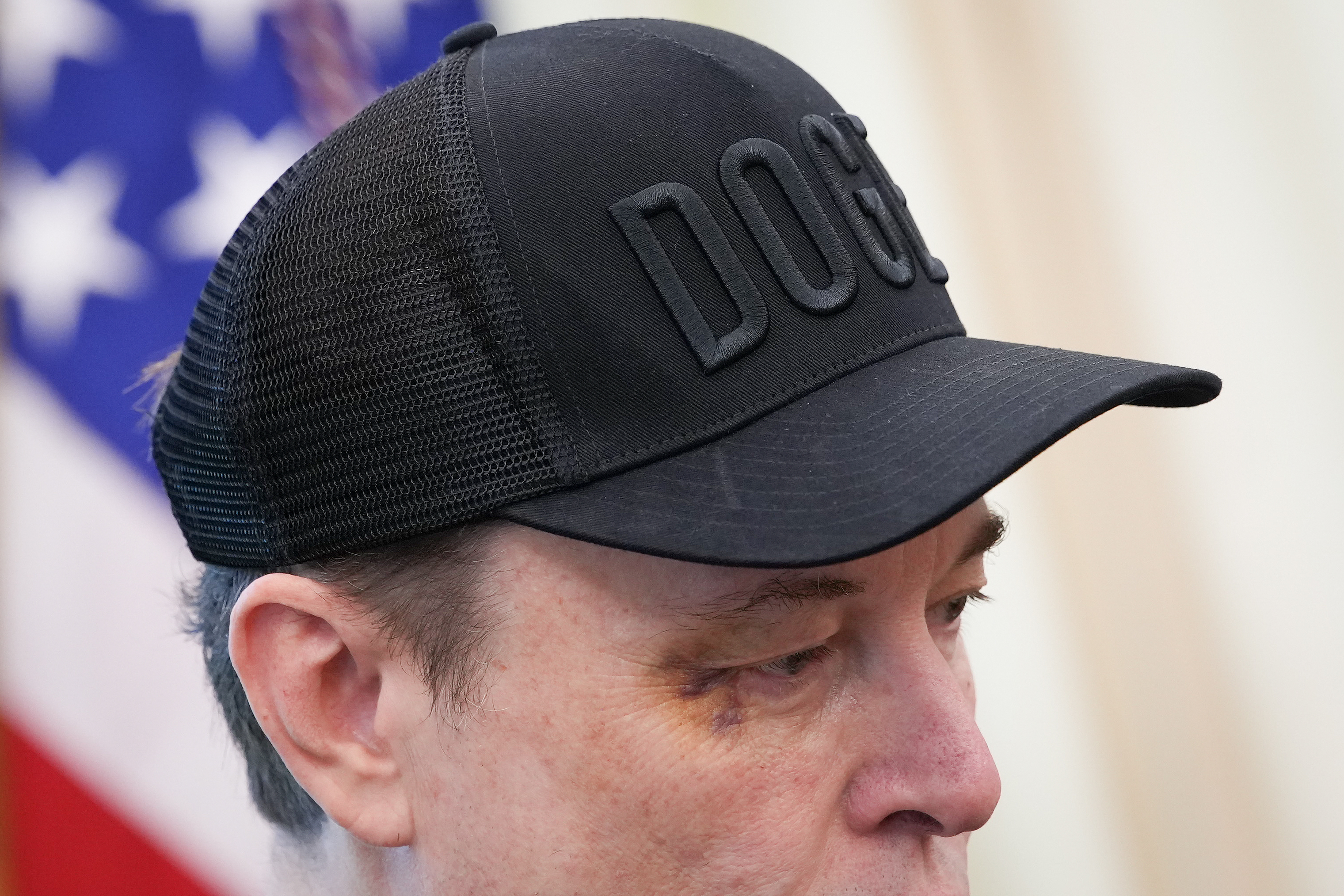 Elon Musk observa durante una rueda de prensa con el presidente de Estados Unidos, Donald Trump, en el Despacho Oval de la Casa Blanca en Washington, D.C., el 30 de mayo de 2025.