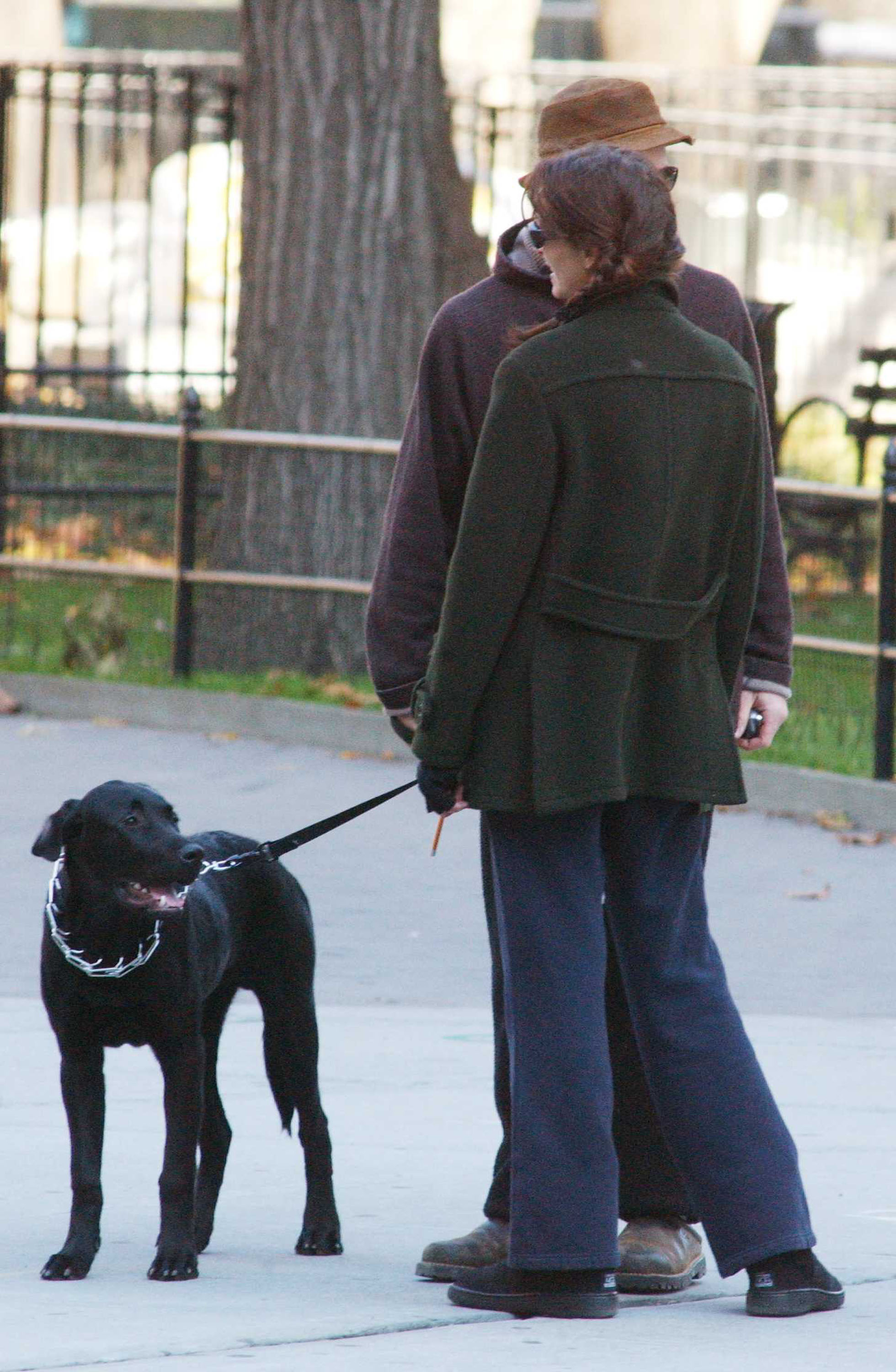 La superestrella y su marido dan un paseo con su perro en Nueva York, el 24 de noviembre de 2002. | Fuente: Getty Images | Fuente: Getty Images