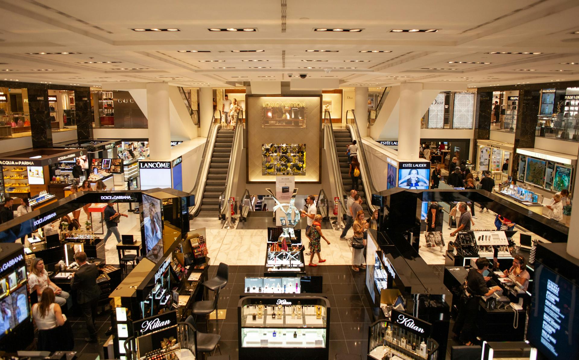 Gente dentro de un centro comercial | Foto: Pexels