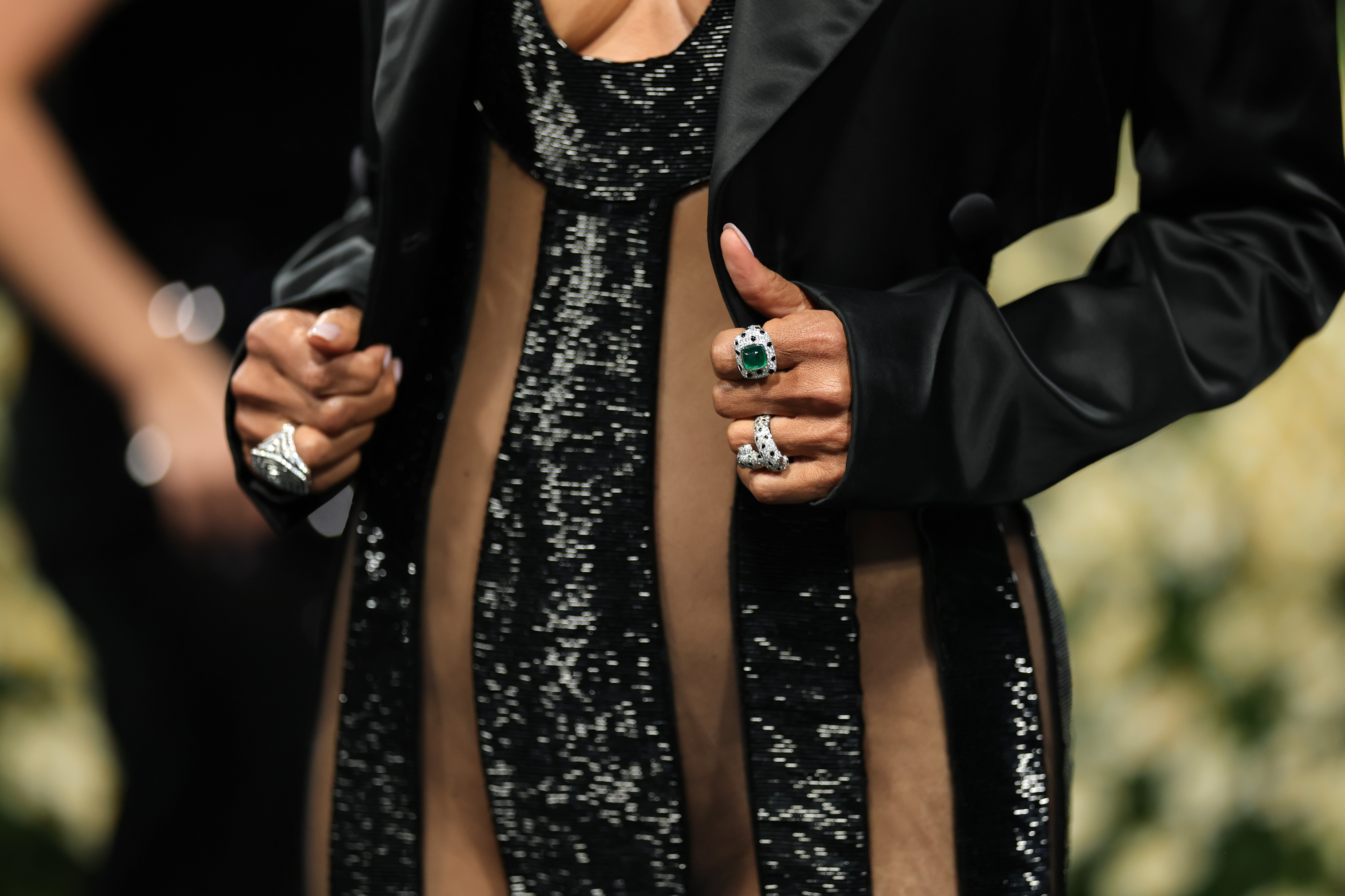 Un primer plano de los detalles de joyería de Halle Berry durante su aparición en la Met Gala, el 5 de mayo de 2025, en Nueva York | Fuente: Getty Images