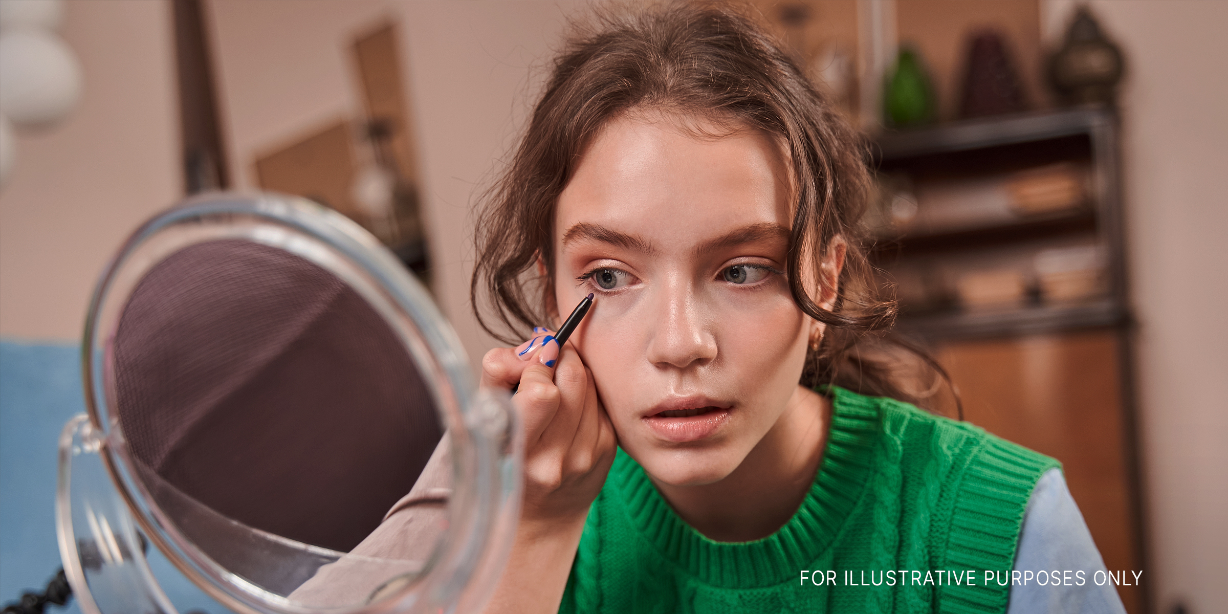 Adolescente maquillándose | Foto: Shutterstock