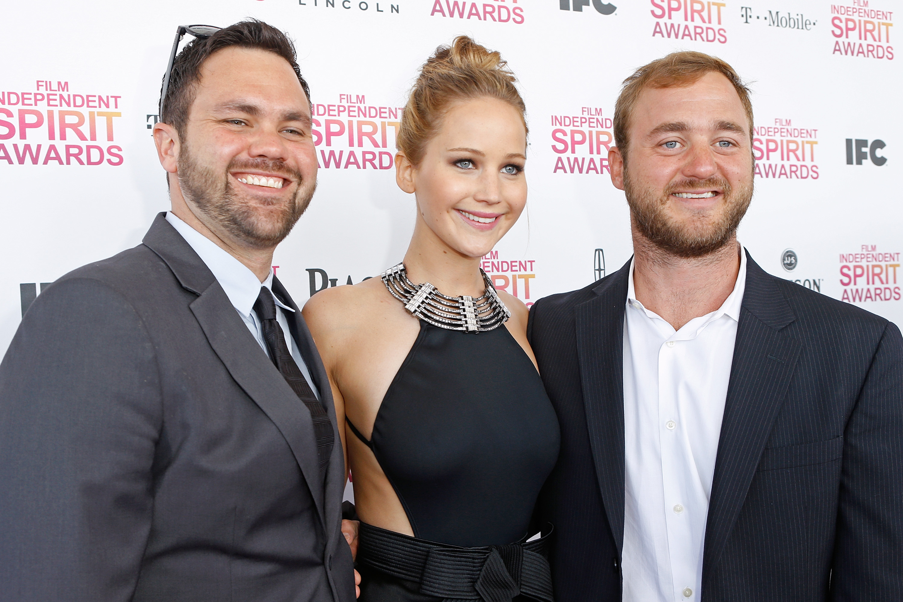 Jennifer Lawrence y sus hermanos en los Film Independent Spirit Awards 2013 en Santa Mónica, California. | Foto: Getty Images