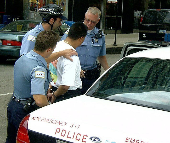 Hombre siendo arrestado por la policía. | Imagen: Wikipedia