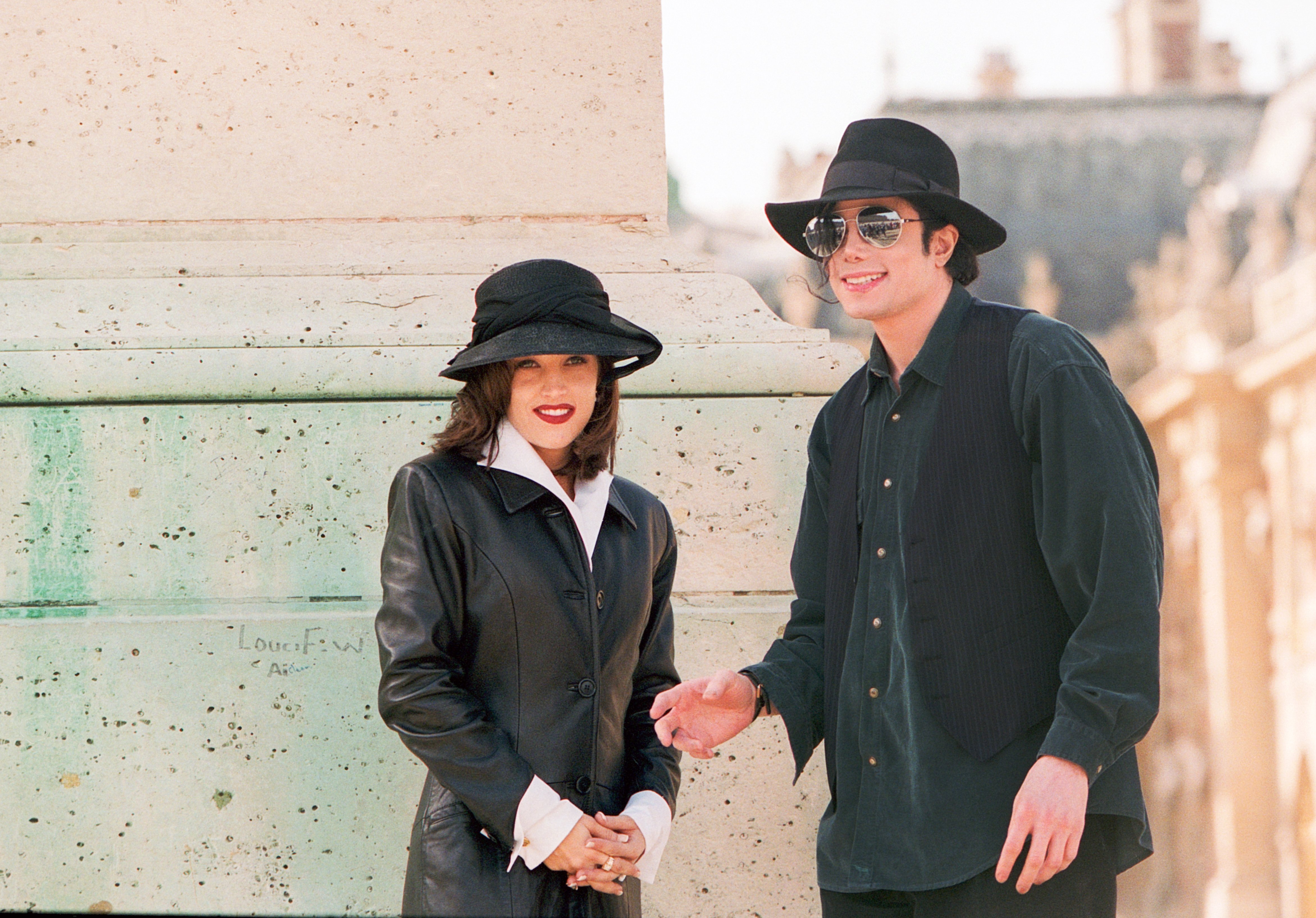 Lisa Marie Presley y Michael Jackson posan en el "Chateau de Versailles", el 5 de septiembre de 1994 en Versalles, Francia. | Foto: Getty Images