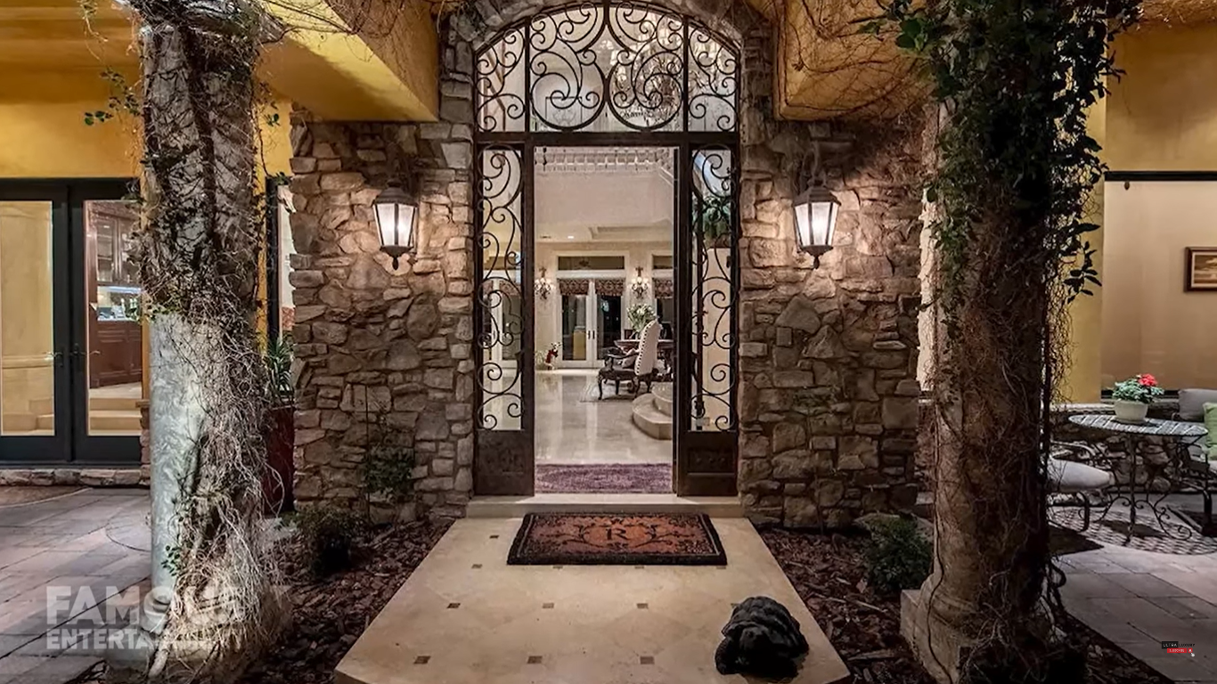 Vista de la entrada de la antigua casa de Céline Dion en Summerlin, Las Vegas | Fuente: YouTube/FamousEntertainment