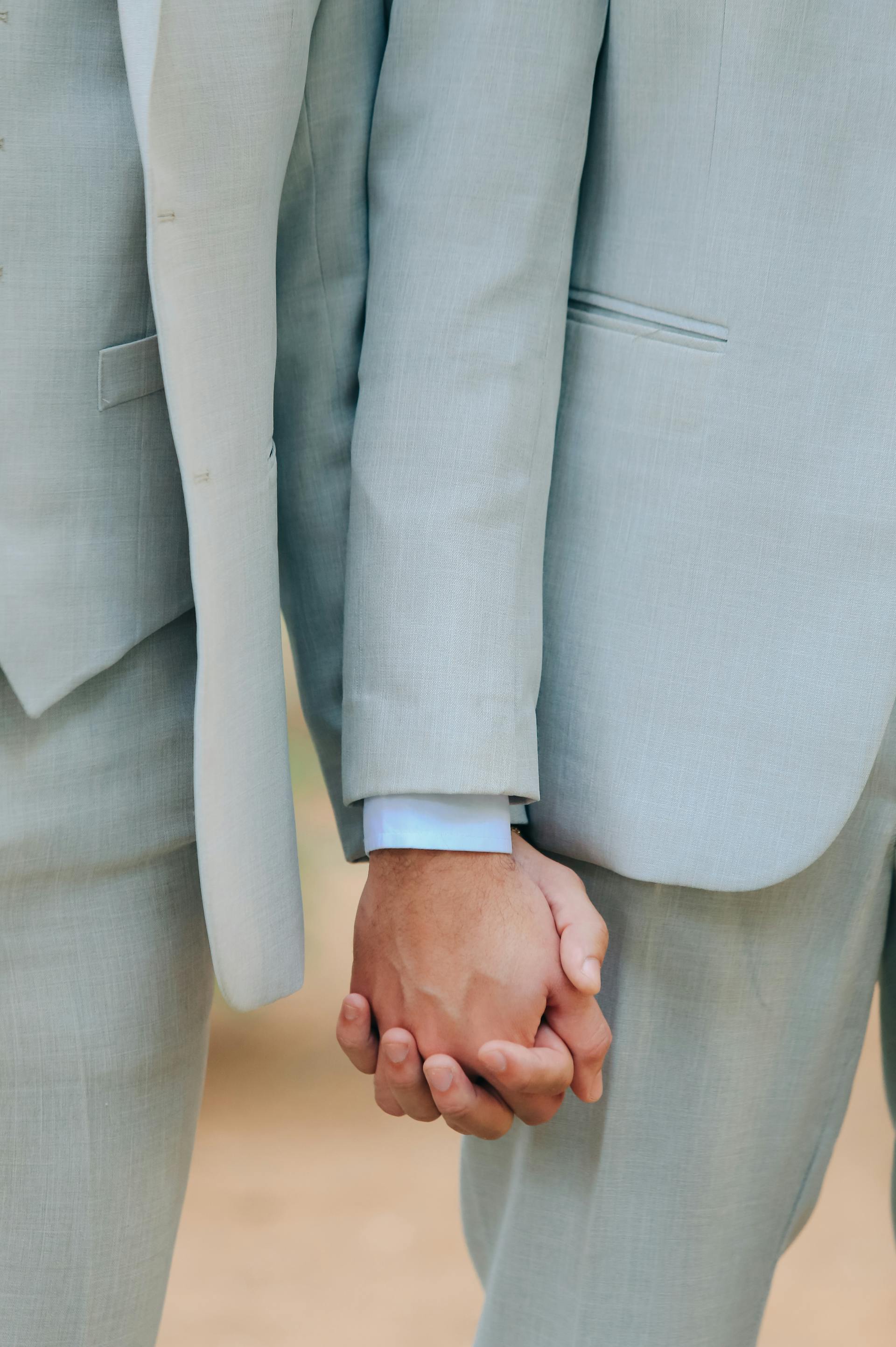 Una pareja gay cogida de la mano | Fuente: Pexels