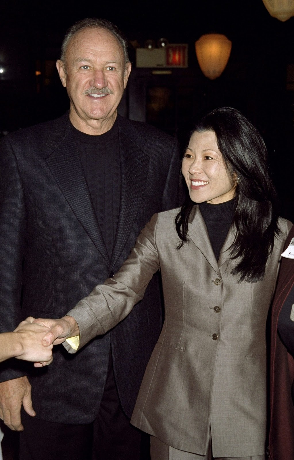 Gene Hackman y Betsy Arakawa en la casa de Elaine promocionando su libro "Wake of the Perdido Start" el 3 de noviembre de 1999 | Fuente: Getty Images