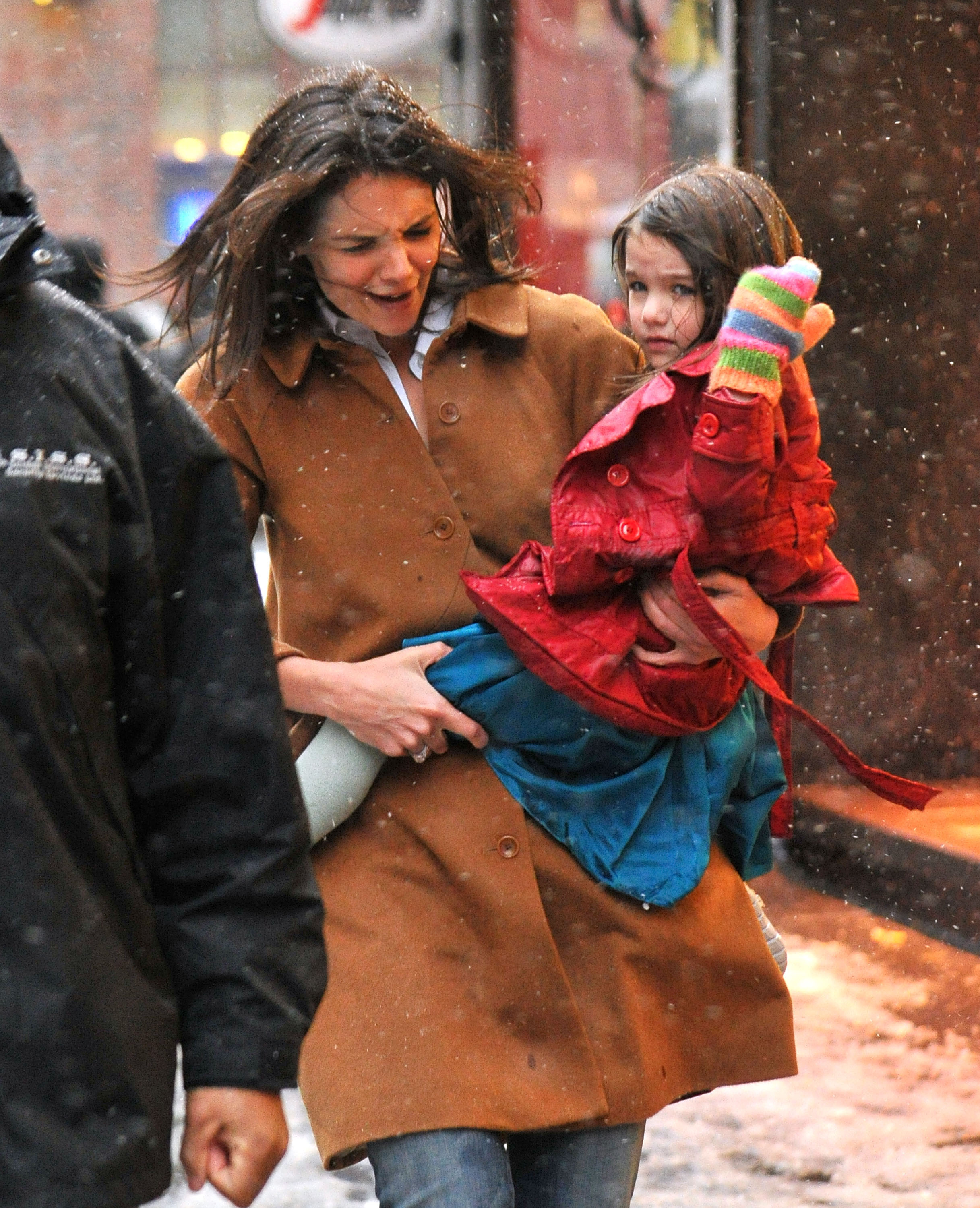 Katie Holmes reacciona mientras lleva a su hija Suri Cruise por las calles de Manhattan el 10 de febrero de 2010 | Fuente: Getty Images