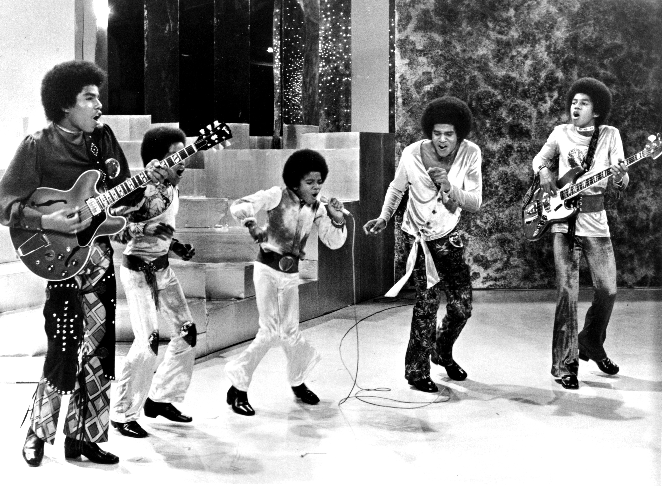 The Jackson 5 actuando en un programa de TV hacia 1969 | Fuente: Getty Images