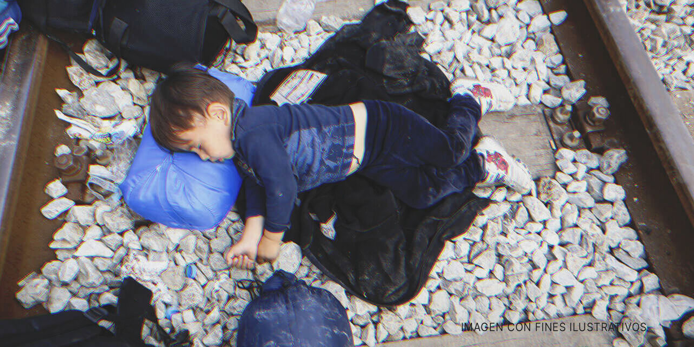 Niño tumbado en las vías del tren. | Foto: Shutterstock