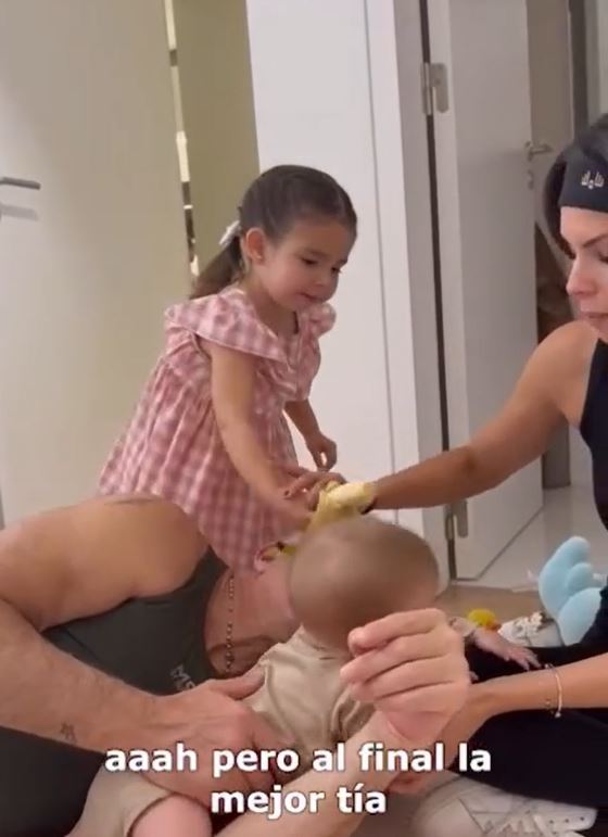 Finalmente, Sarah le convida un poco de su comida a su sobrino, Beltrán | Fuente: Instagram/barbaritafranco21