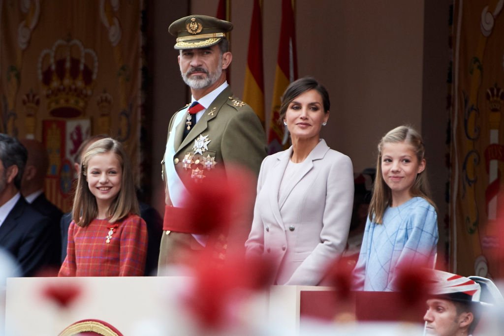 Familia real de España asiste al Desfile Militar del Día Nacional.| Fuente: Getty Images