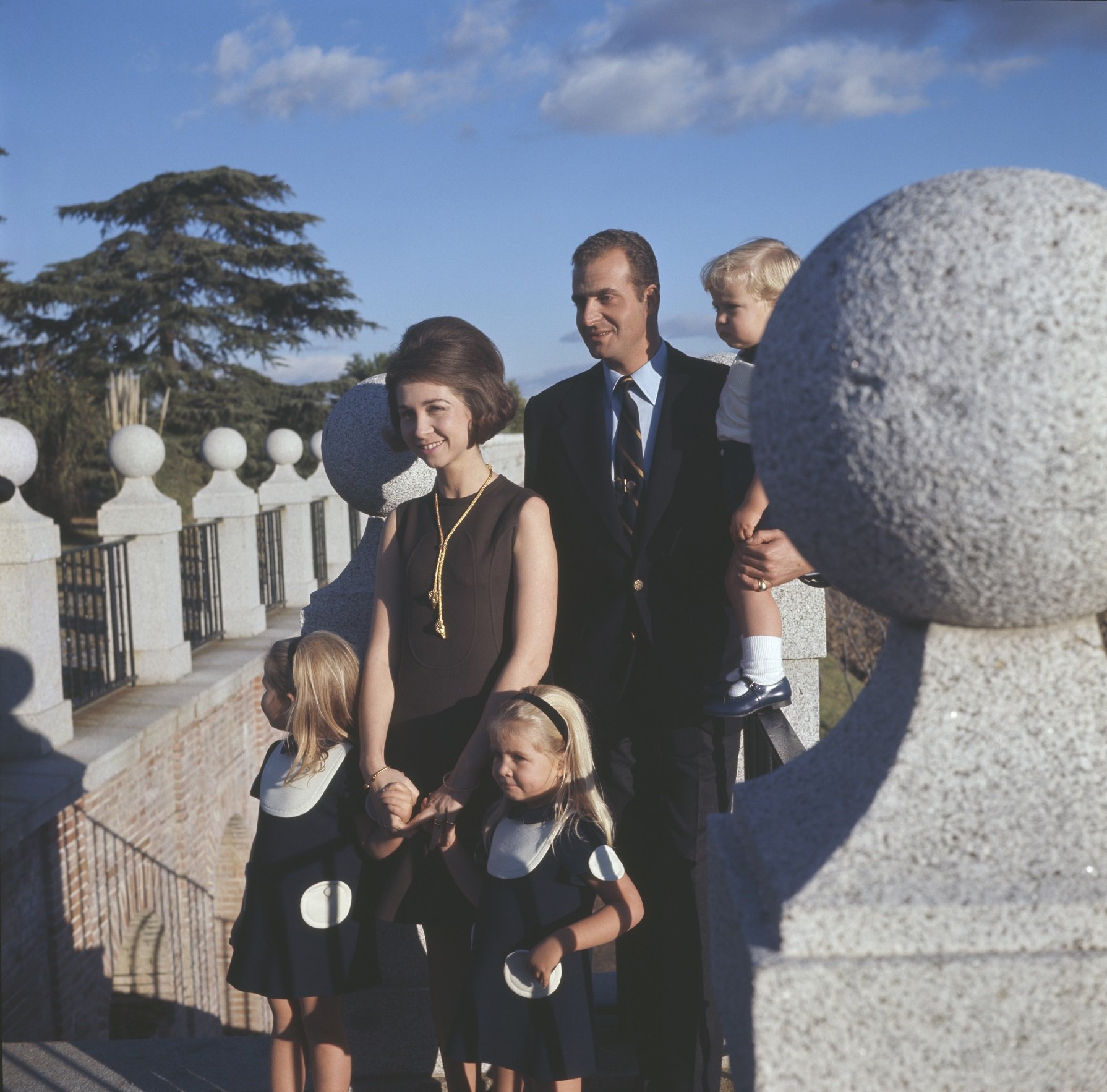 Príncipe Juan Carlos y Princesa Sofía (posteriores Rey Juan Carlos y Reina Sofía de España) con sus hijos Elena, Cristina y Felipe (posterior Rey Felipe VI de España), en 1969. || Fuente: Getty Images