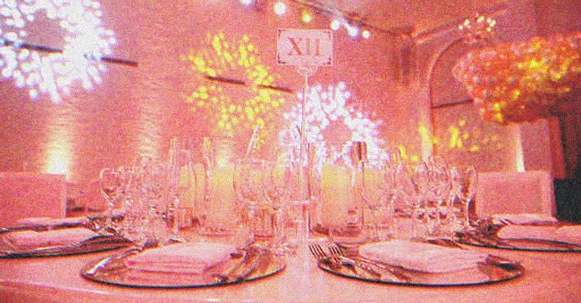 Salón para celebración con mesa y cristalería. | Foto: Shutterstock 