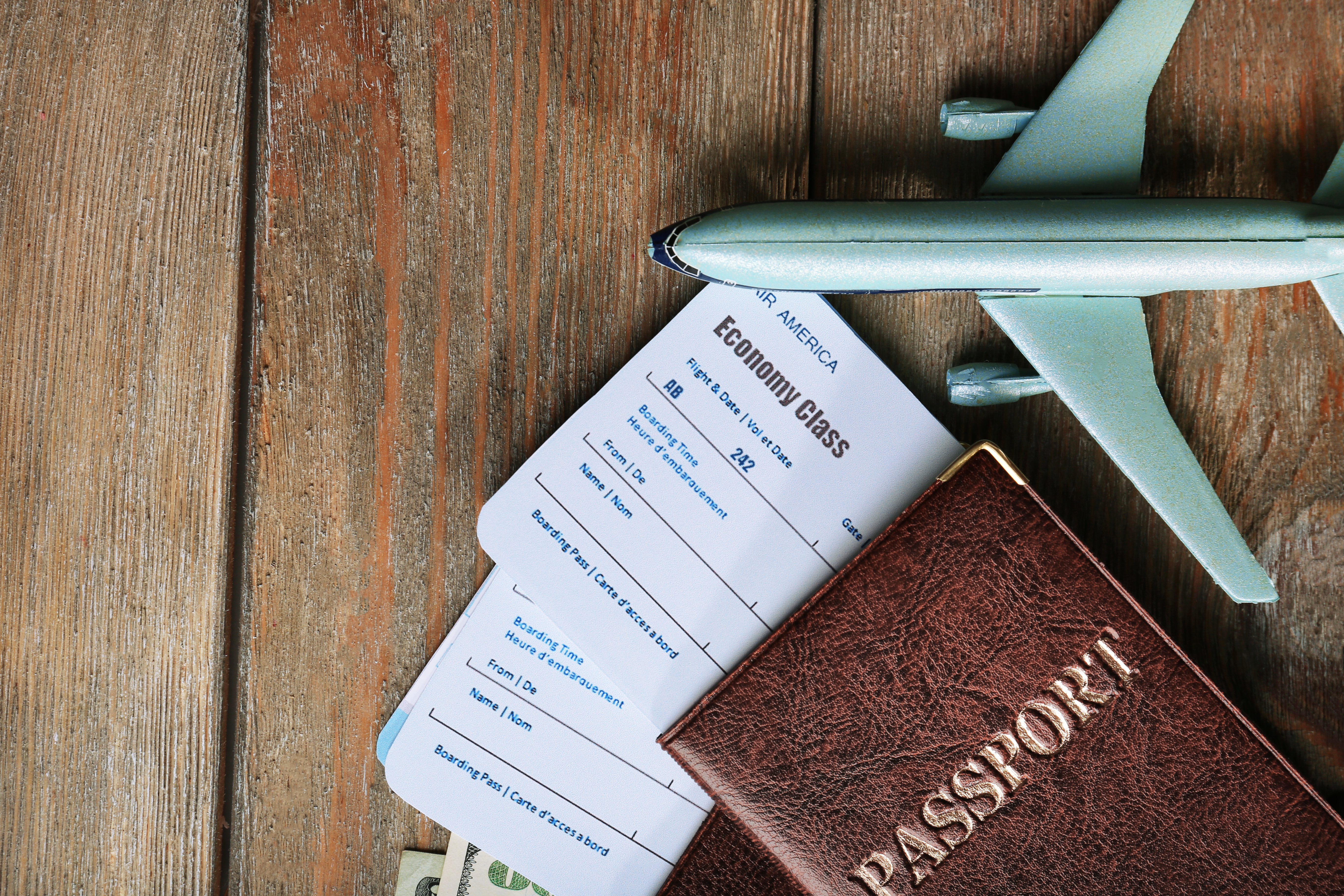 Dos pasaportes con billetes de avión y una figurita de avión | Foto: Shutterstock