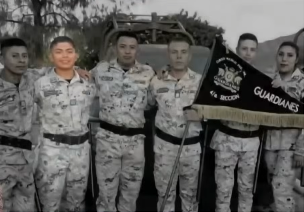 Edwin Ocampo junto a otros compañeros soldados del ejército mexicano | Fuente: YouTube/Imagen Noticias