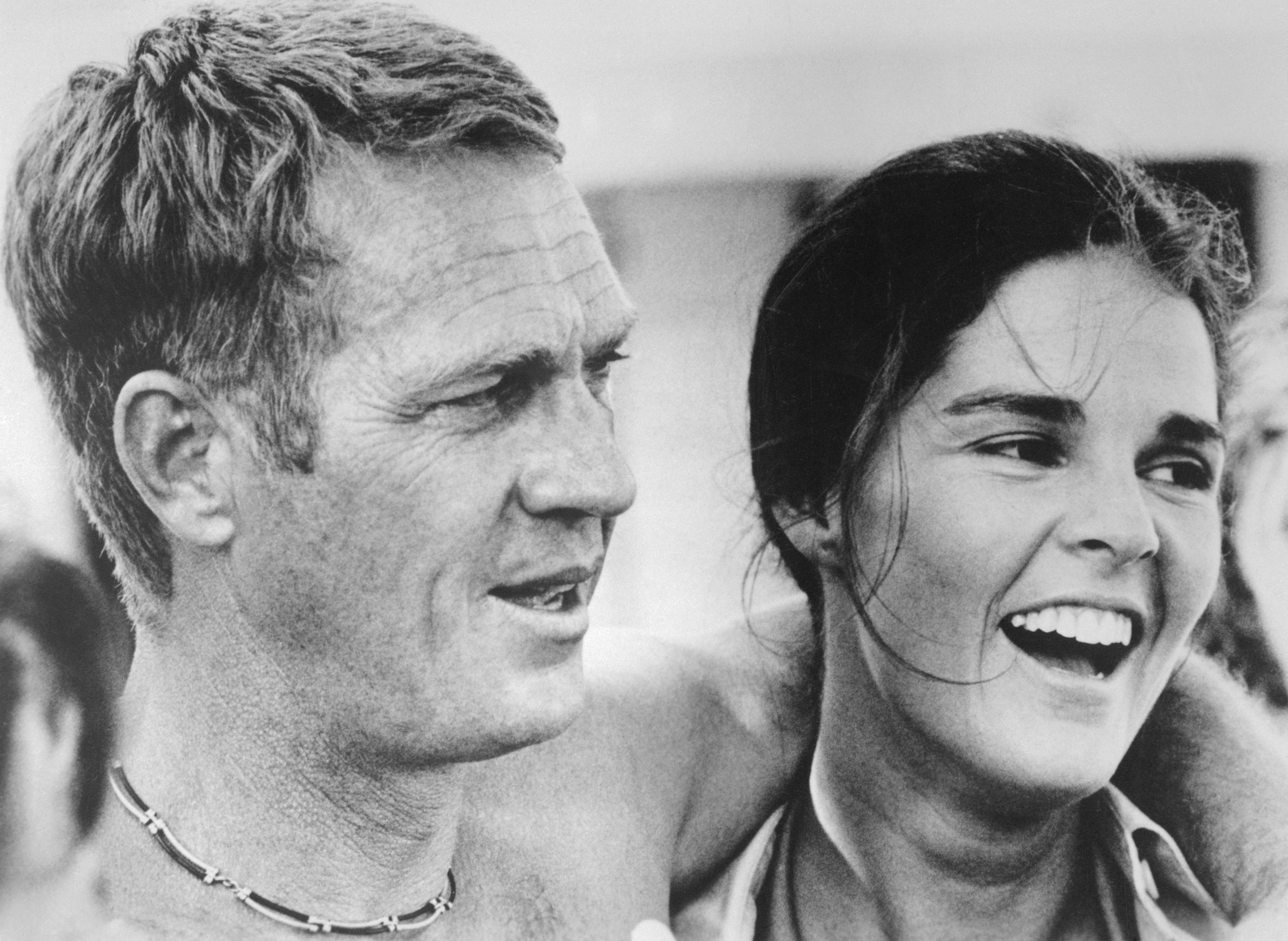 Steve McQueen y Ali MacGraw en una escena de la película de 1972 "The Getaway" | Fuente: Getty Images