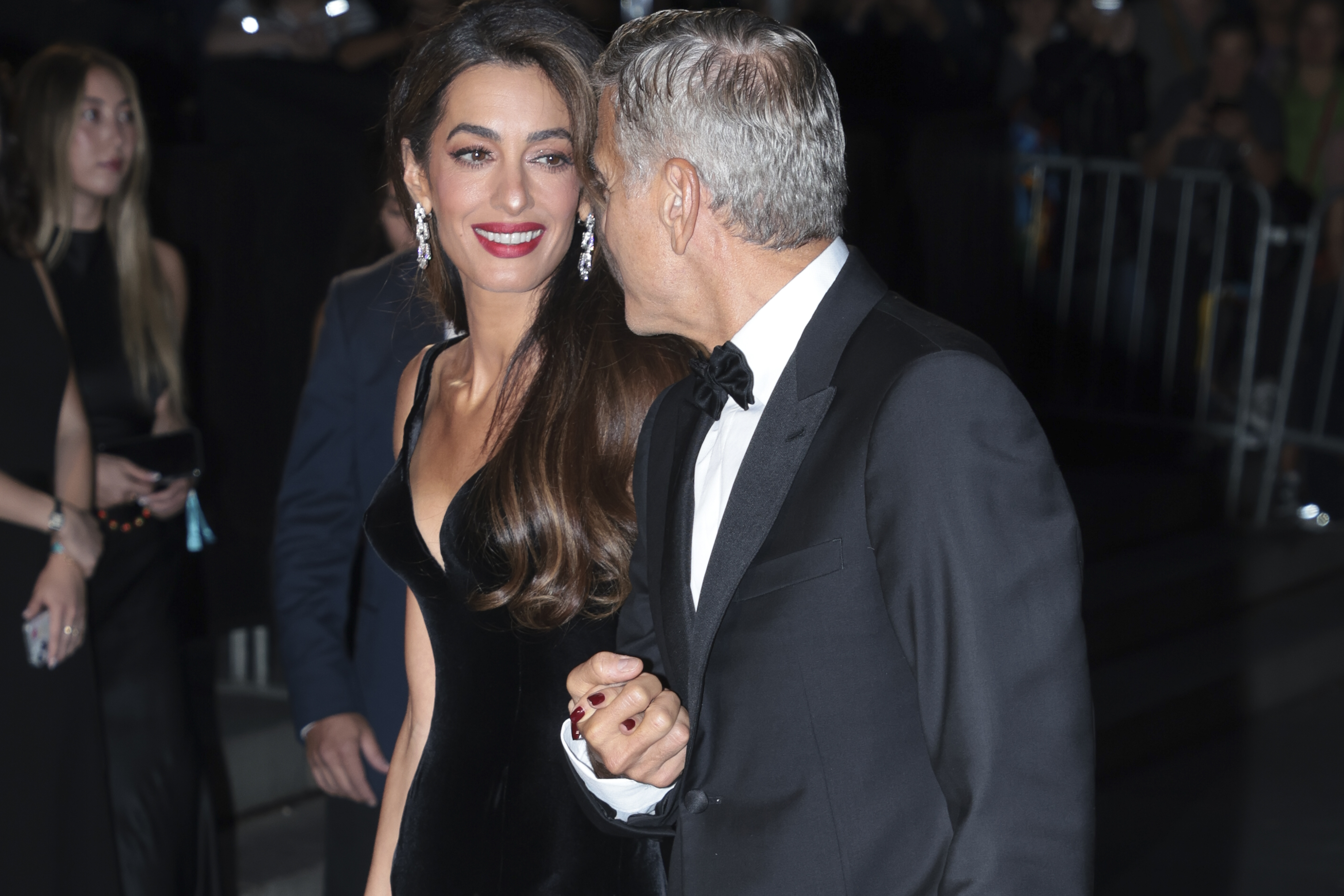 Amal y George Clooney de la mano en The Albies en Nueva York, el 26 de septiembre de 2024 | Fuente: Getty Images