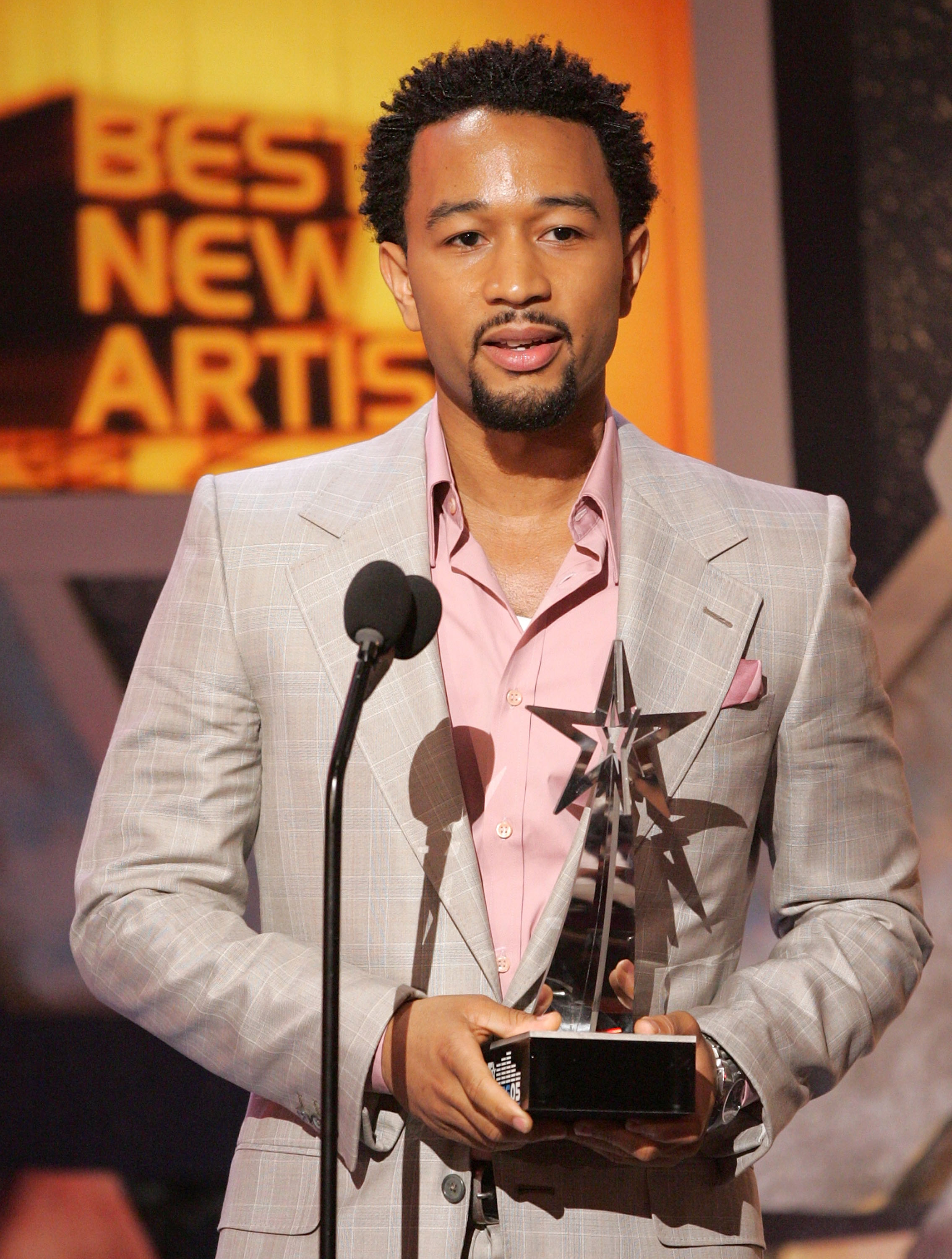 John Legend aceptando el premio al Mejor Artista Masculino de R&B en los Premios BET el 28 de junio de 2005, en Hollywood, California. | Fuente: Getty Images