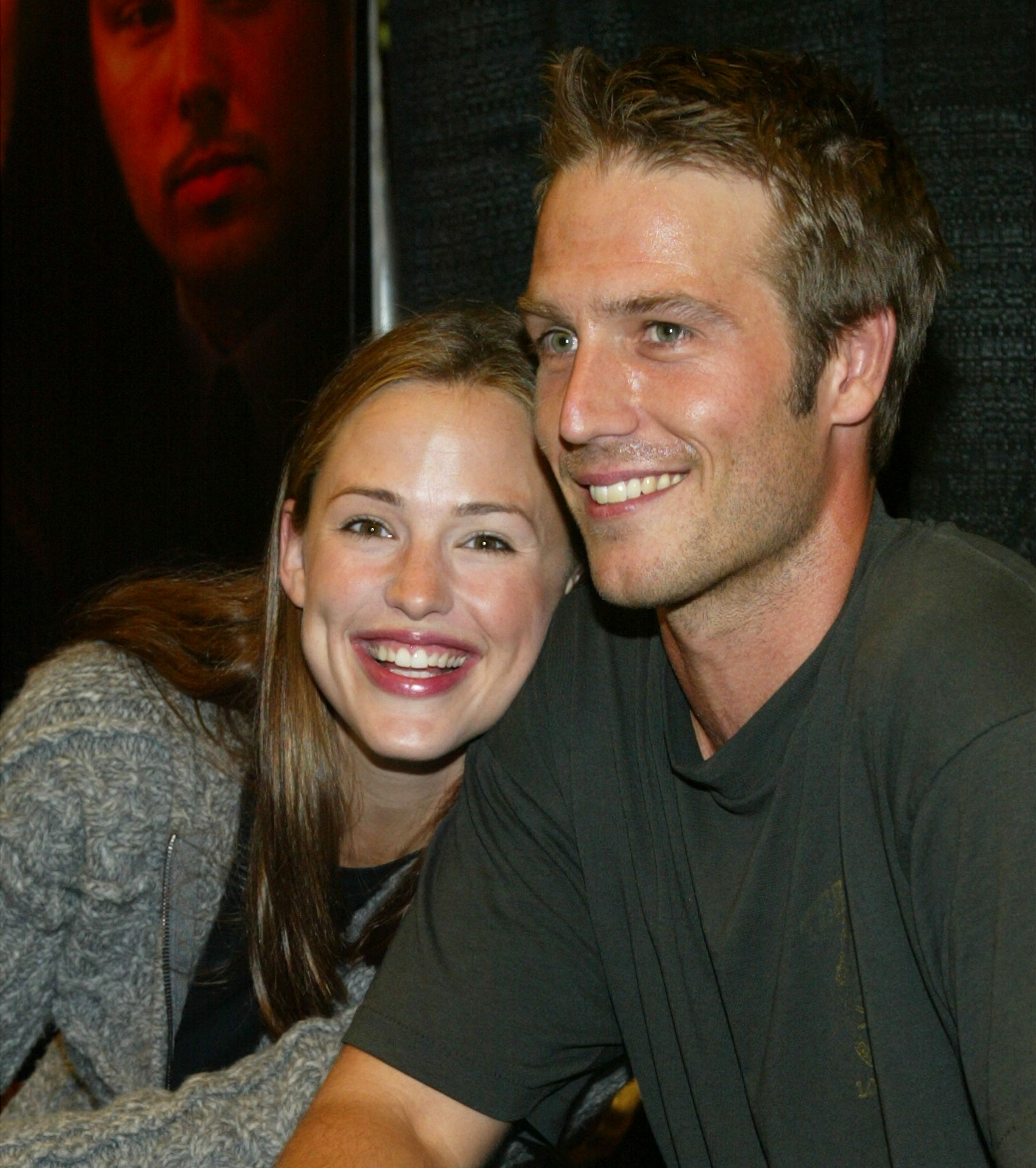 Michael Vartan y Jennifer Garner posan muy juntos durante una firma de libros de "Alias Declassified". Su amistad fuera de la pantalla reflejaba la conexión que los fans adoraban entre sus personajes.