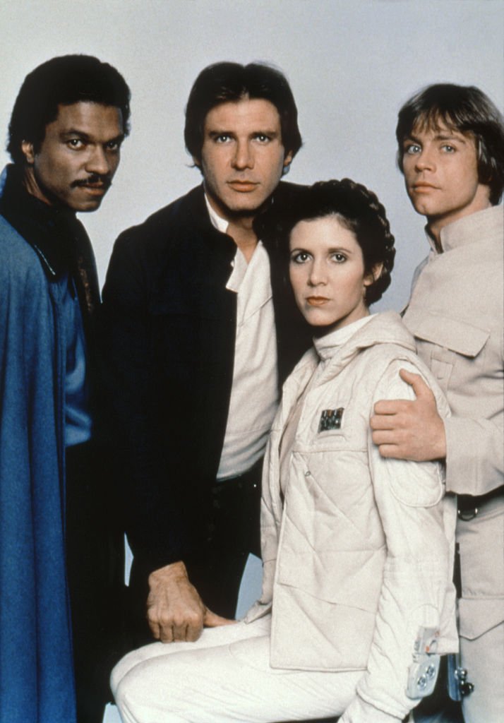 Billy Dee Williams, Harrison Ford, Carrie Fisher y Mark Hamill en el set de la película de 1980 'Star Wars: Episodio V - El imperio contraataca'. | Foto: Getty Images
