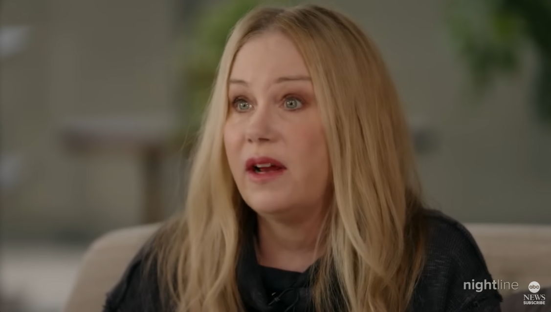 Christina Applegate parece emocionada durante la entrevista de Robin Roberts en marzo de 2024 | Fuente: YouTube/ABCNews