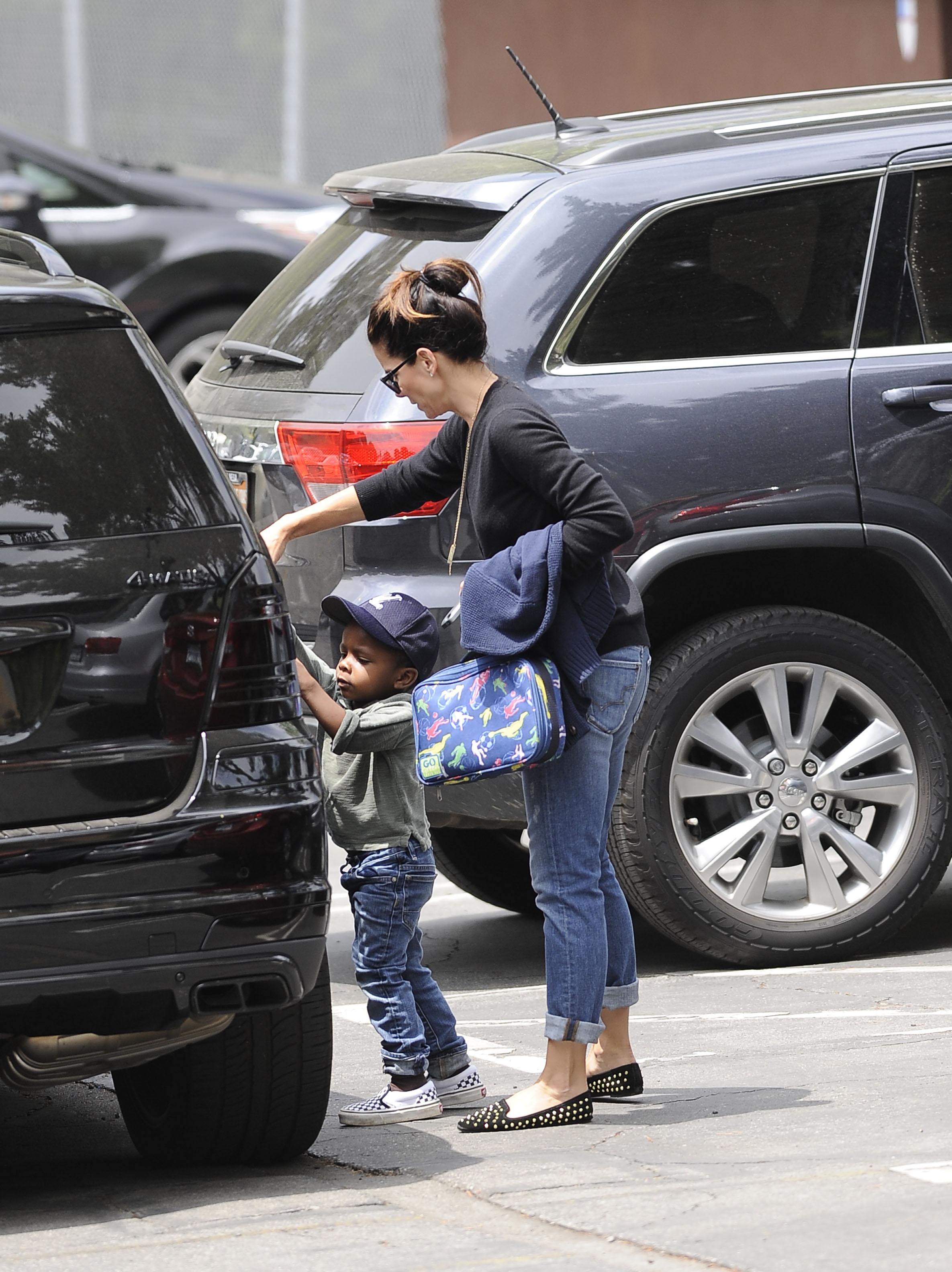 Sandra Bullock y su hijo Louis vistos el 16 de mayo de 2013 en Los Ángeles, California | Foto: Getty Images
