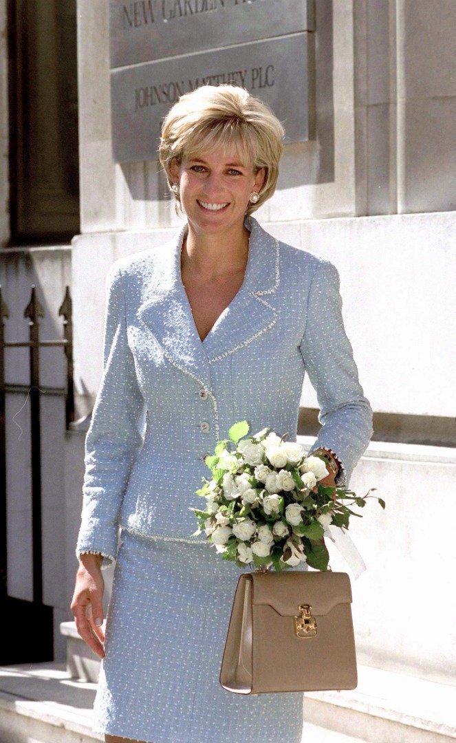 Diana, Princesa de Gales, abandonando la Fundación Británica del Pulmón en Hatton Garden después de recibir un ramo de la primera rosa que lleva su nombre. | Foto: Getty Images