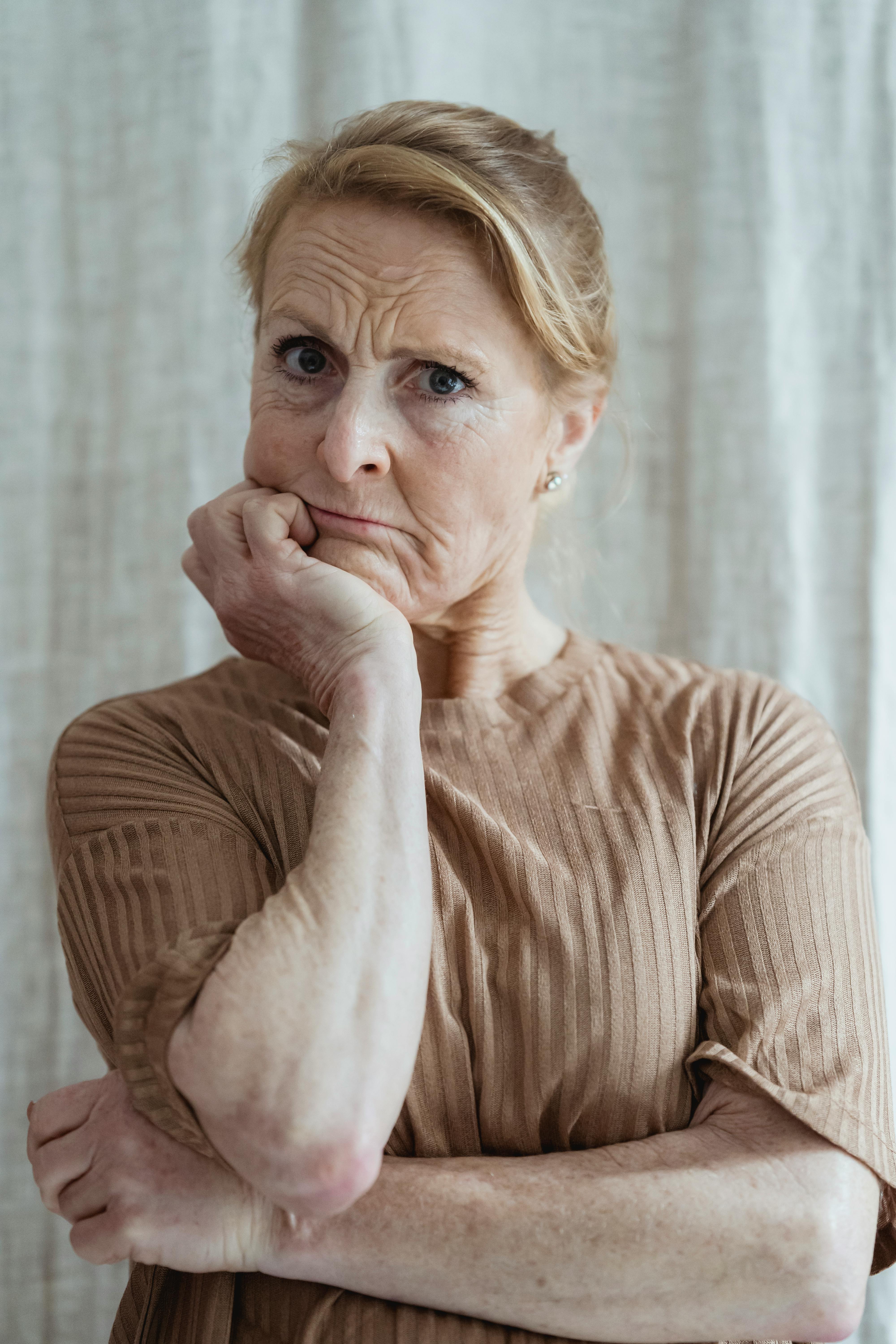 Una mujer mayor confundida y sumida en sus pensamientos | Fuente: Pexels