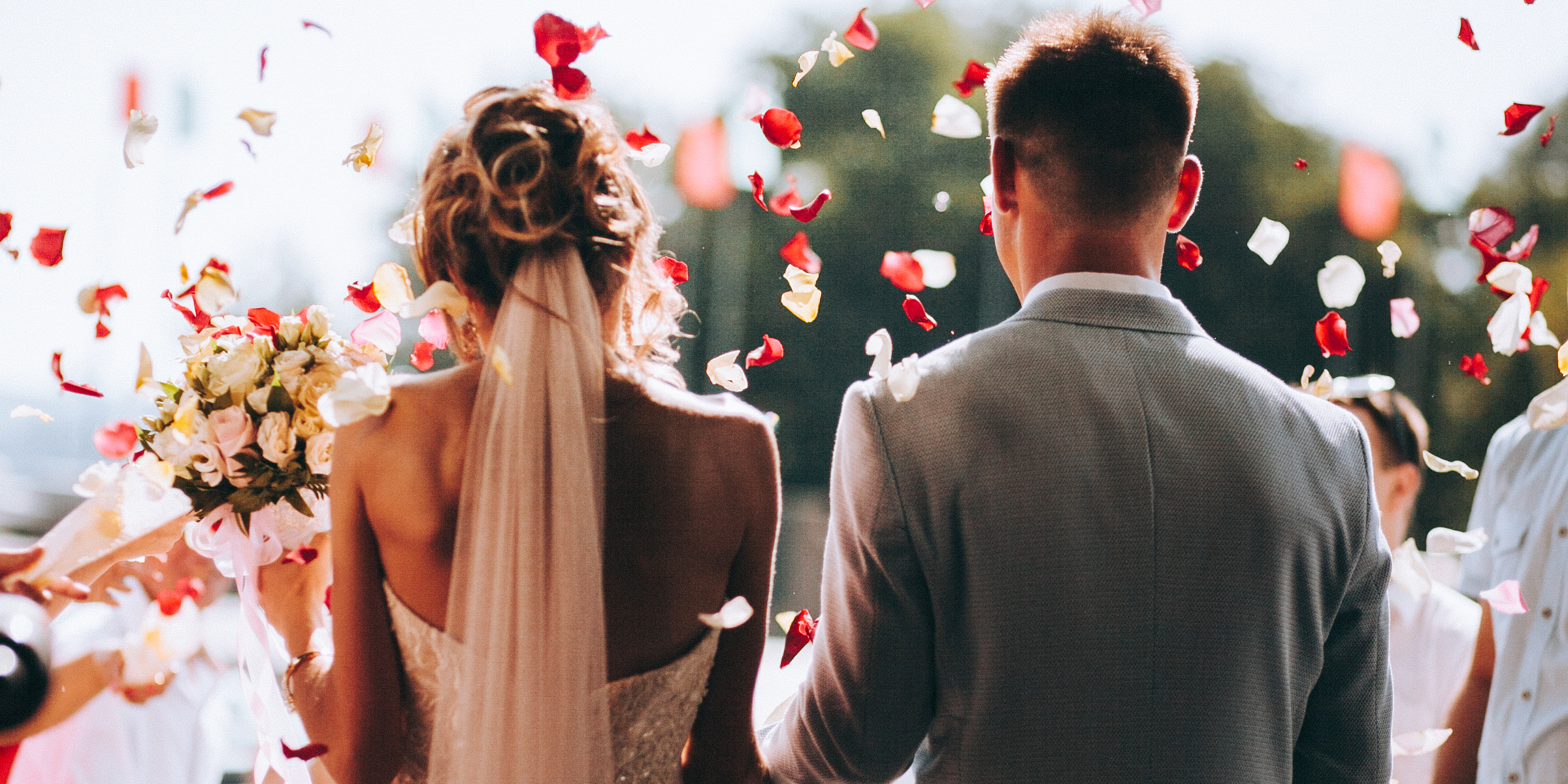 Una pareja el día de su boda | Fuente: Shutterstock