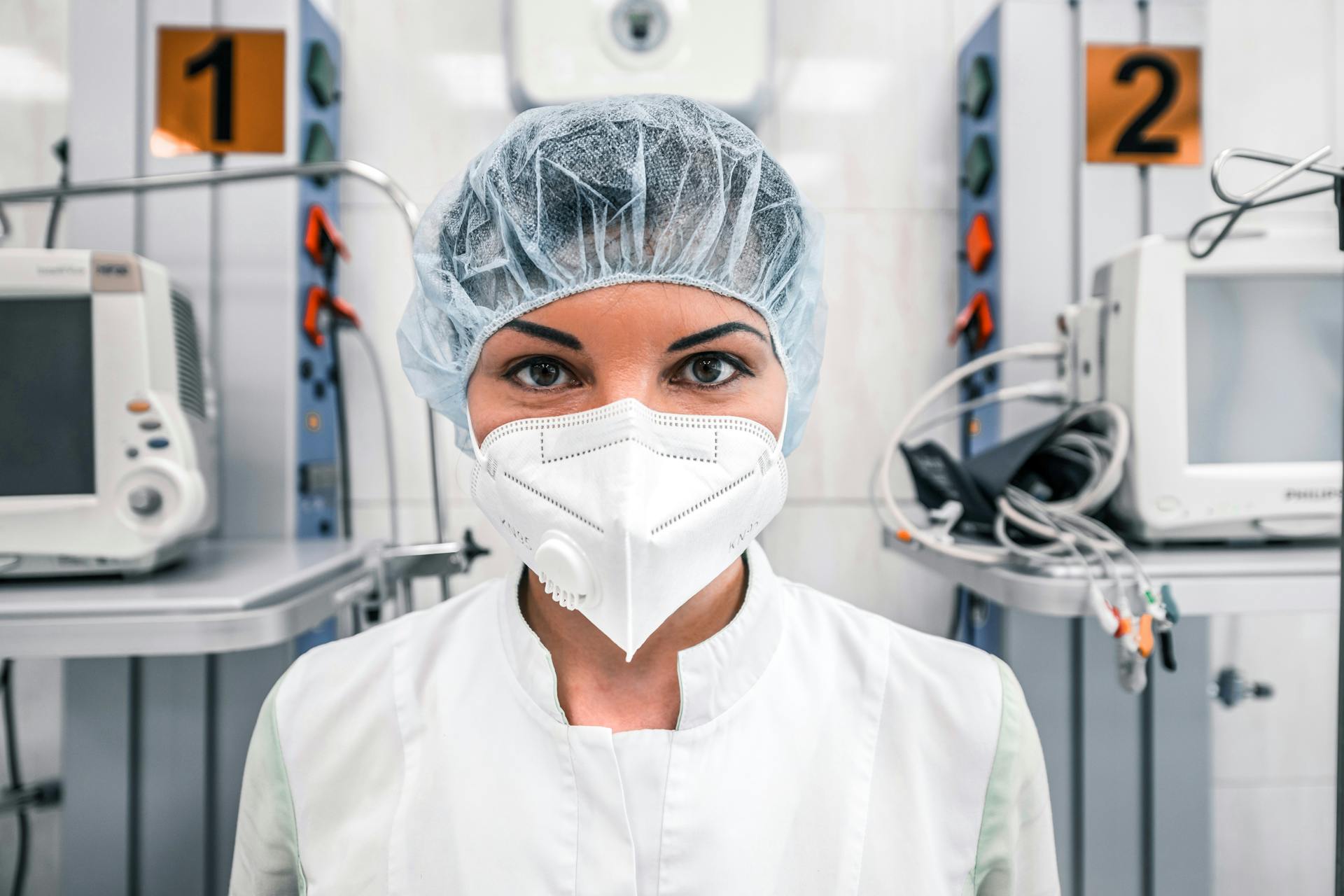 Una médica de pie cerca de maquinaria médica | Fuente: Pexels