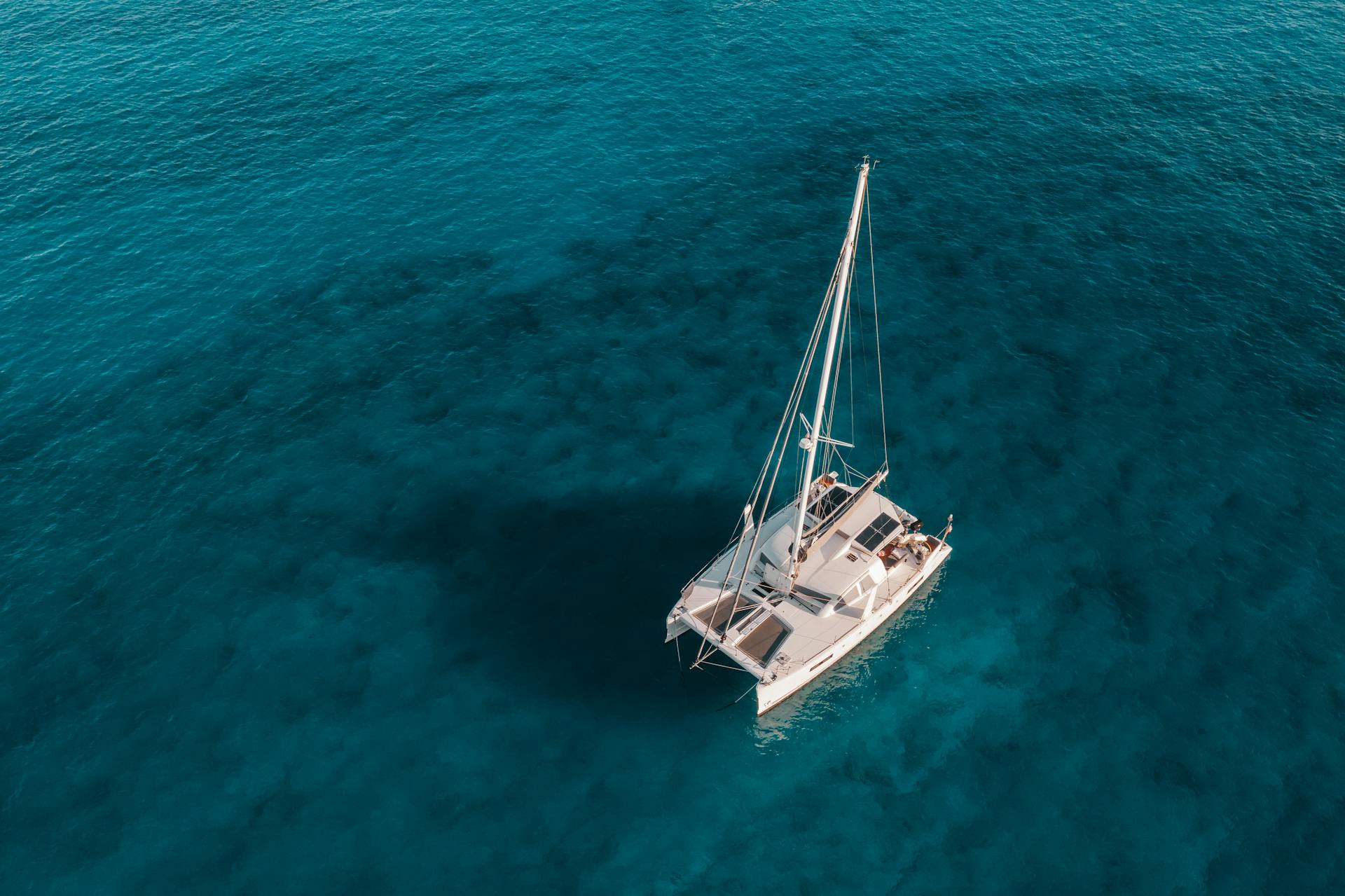 Un barco en el océano | Fuente: Pexels