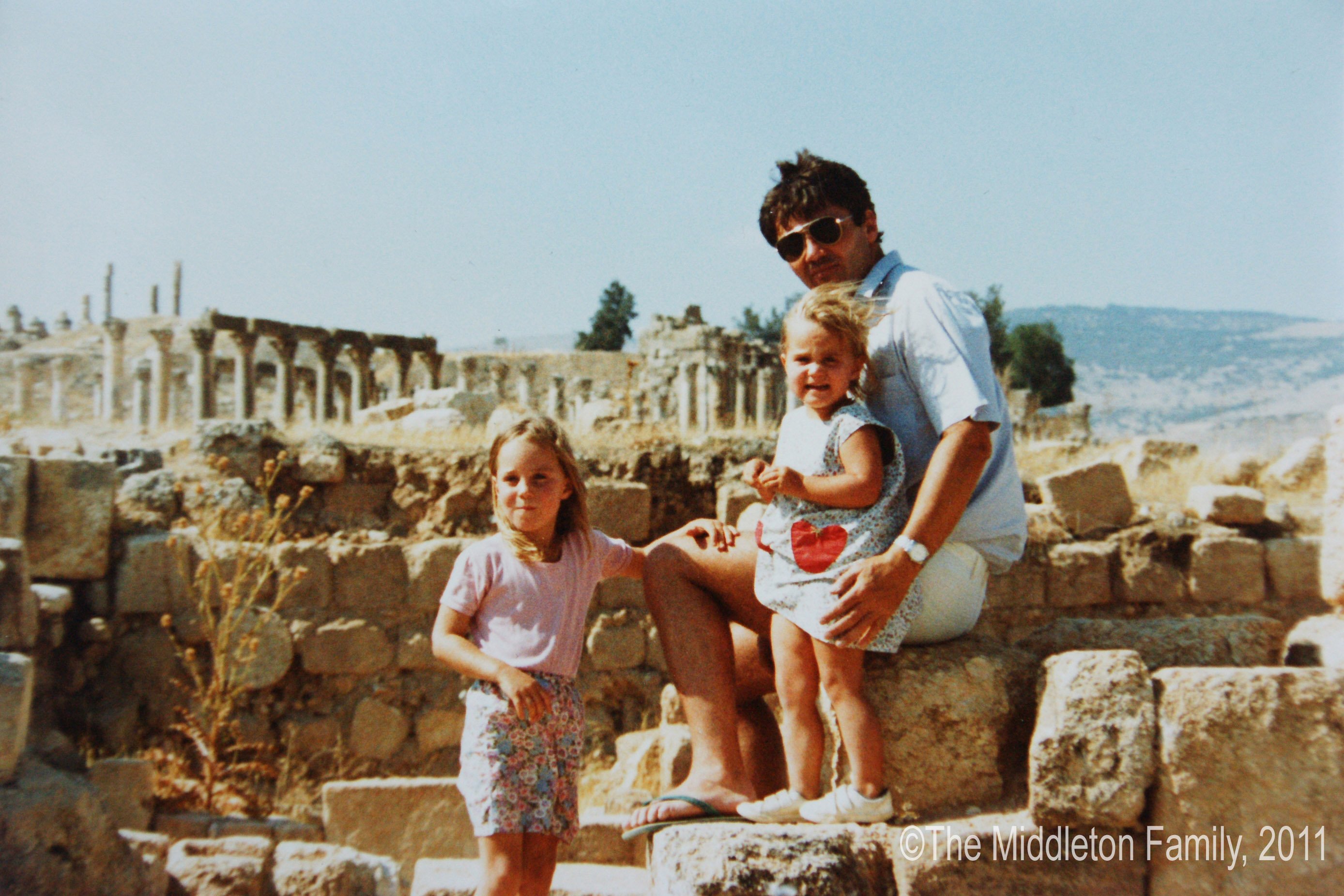 Kate Middleton de niña con su padre y su hermana Pippa en Jordania. | Foto: Getty Images