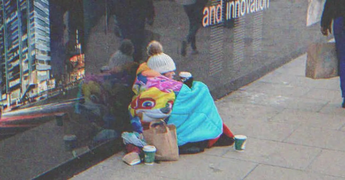 Niña sin hogar sentada en la calle | Foto: Shutterstock