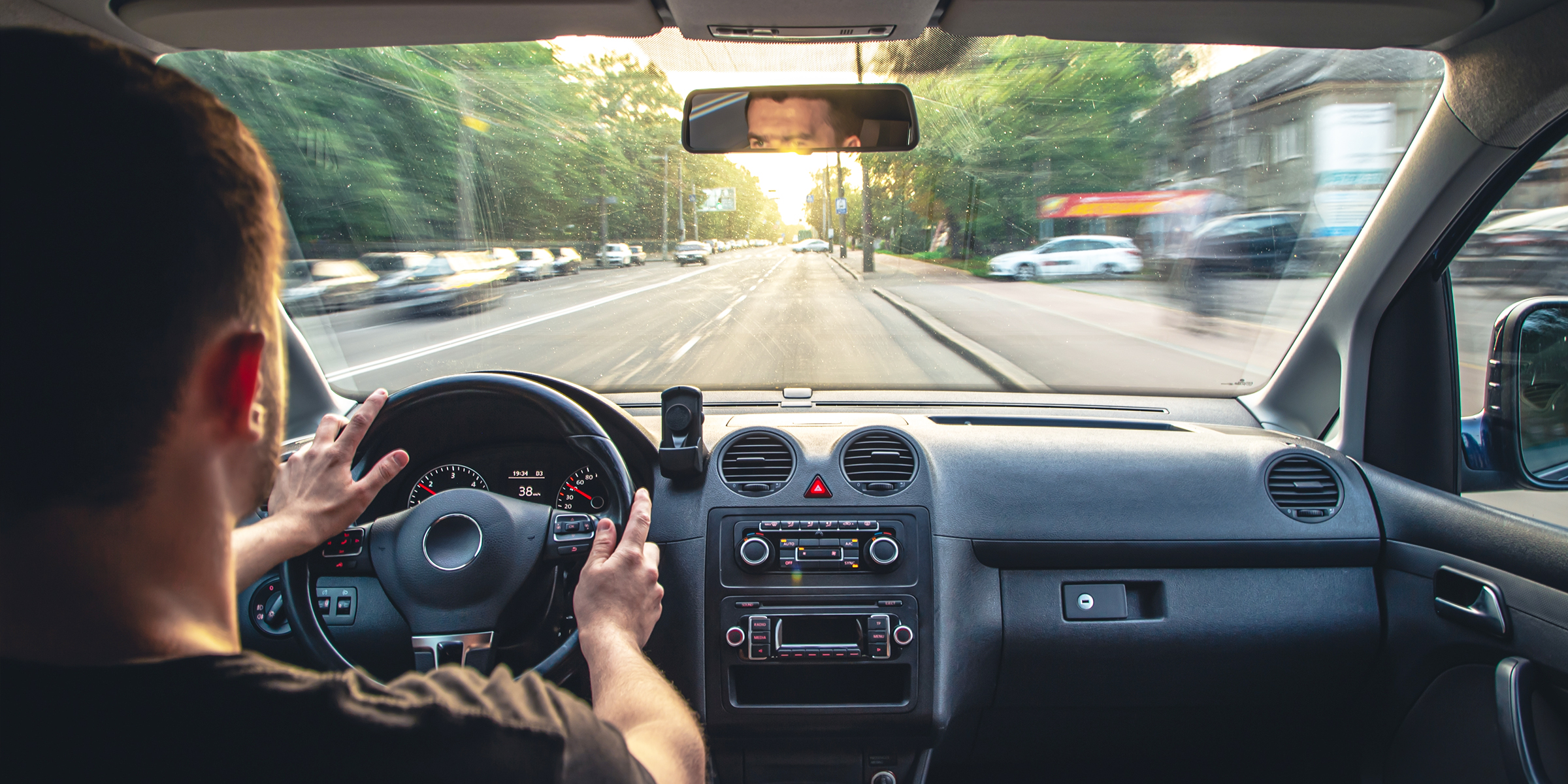 Un hombre conduciendo por una ciudad | Fuente: Shutterstock