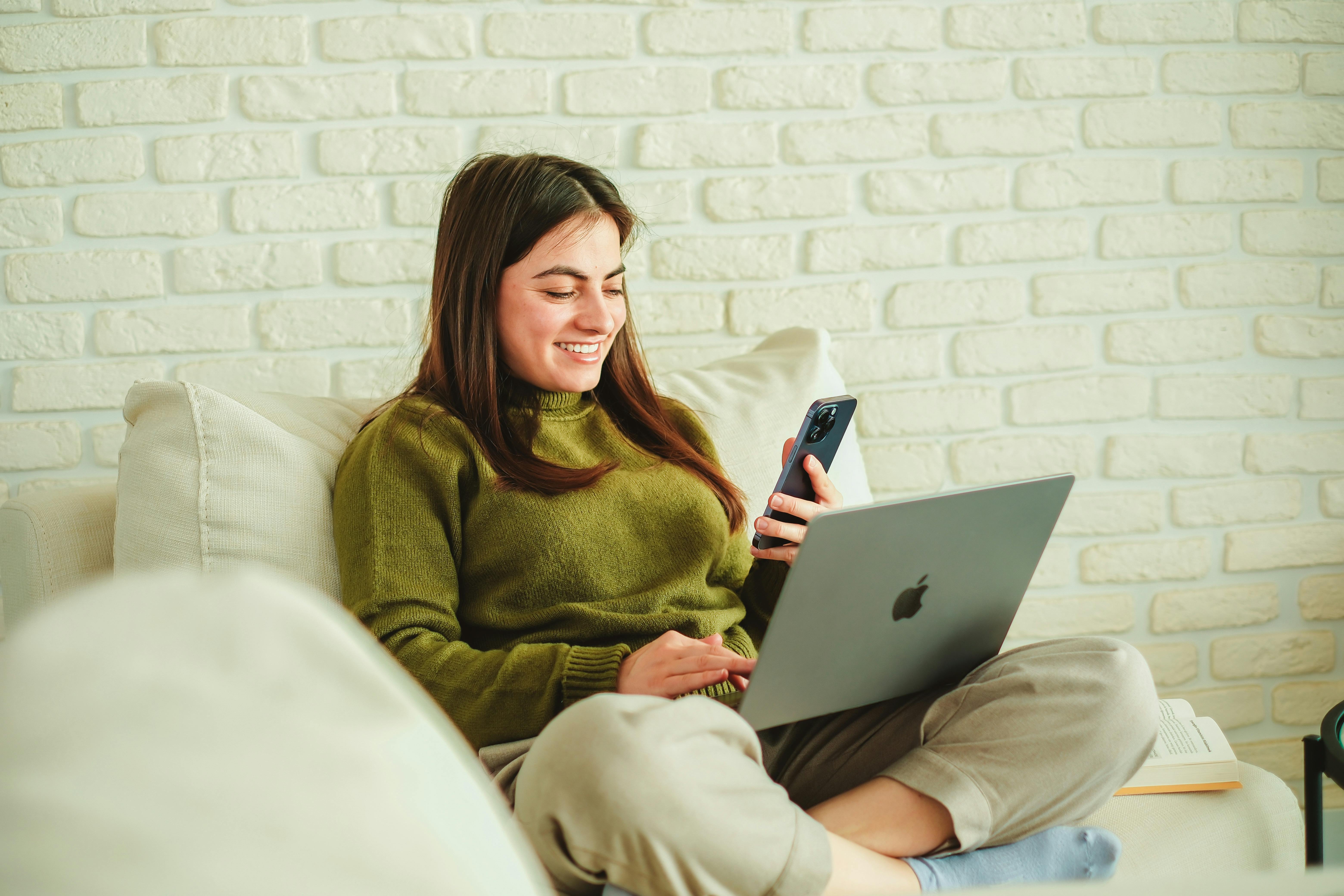 Una mujer hablando por teléfono | Fuente: Pexels