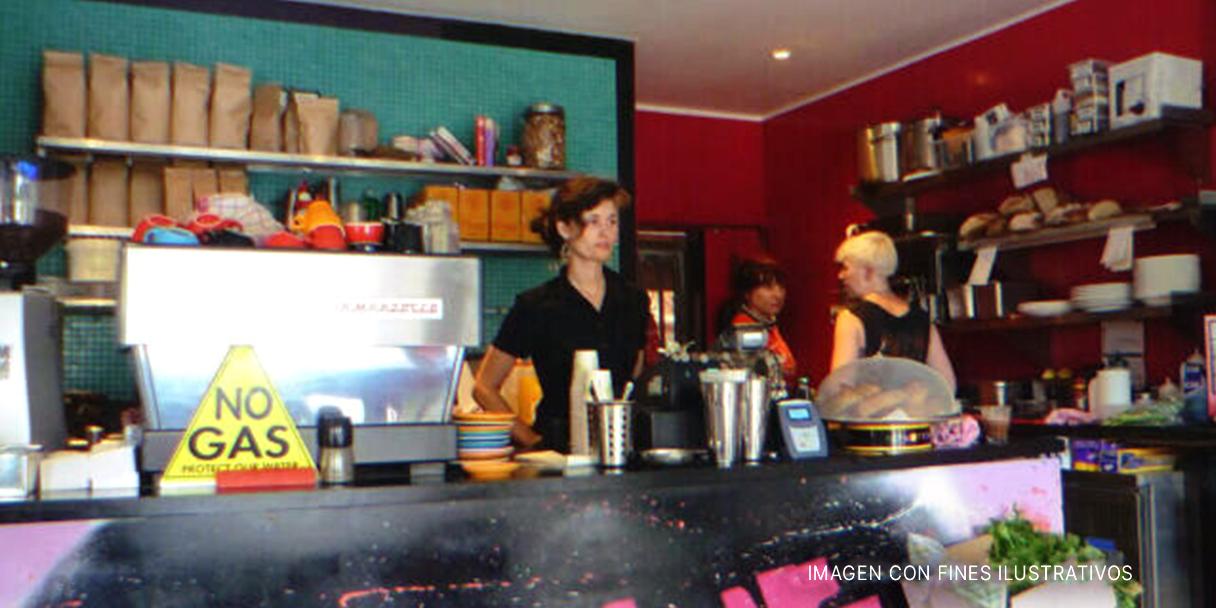 Camarera en una cafetería | Foto: Flickr.com/HerryLawford (CC BY 2.0)