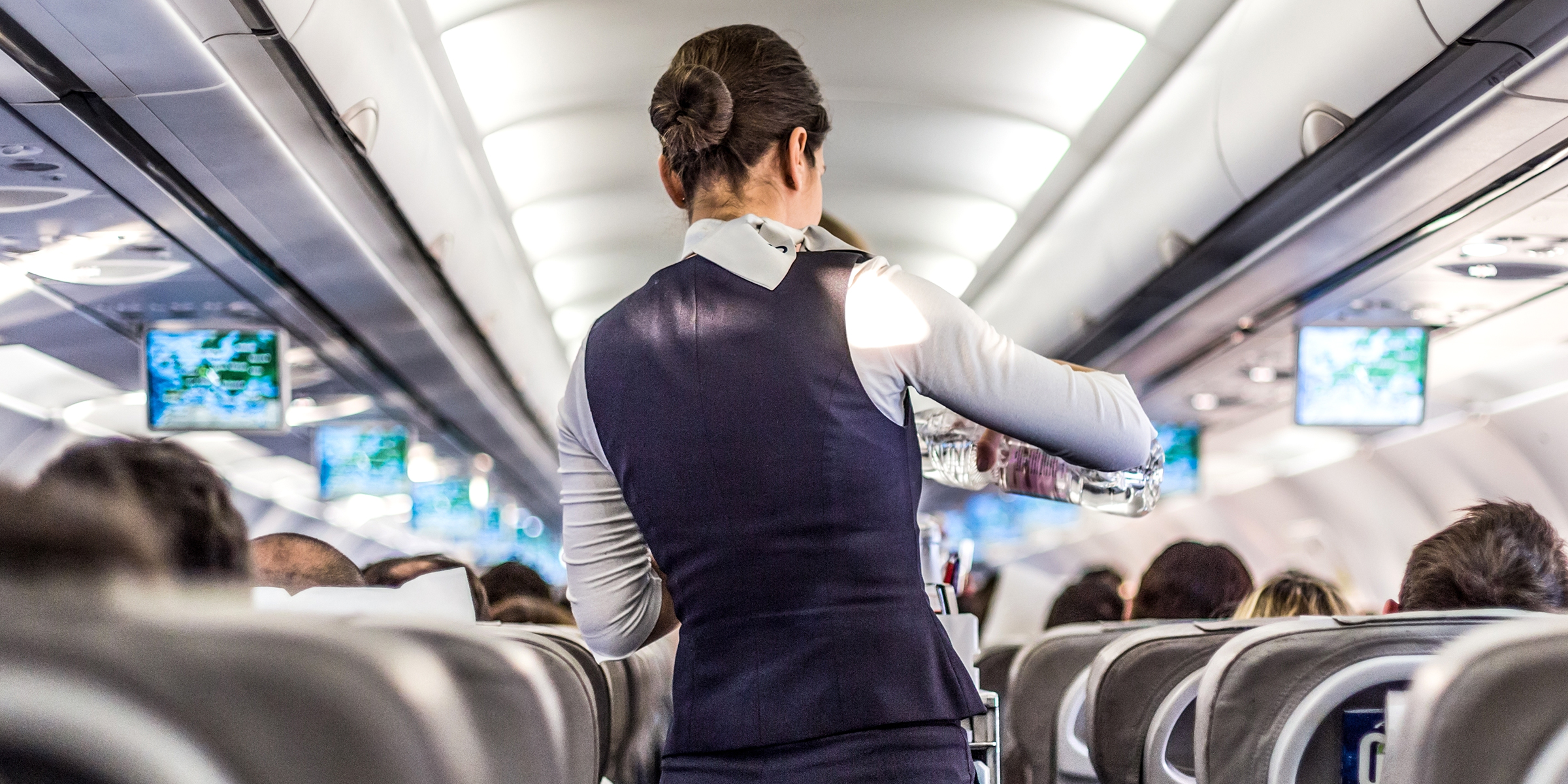 Azafata en un avión | Fuente: Shutterstock