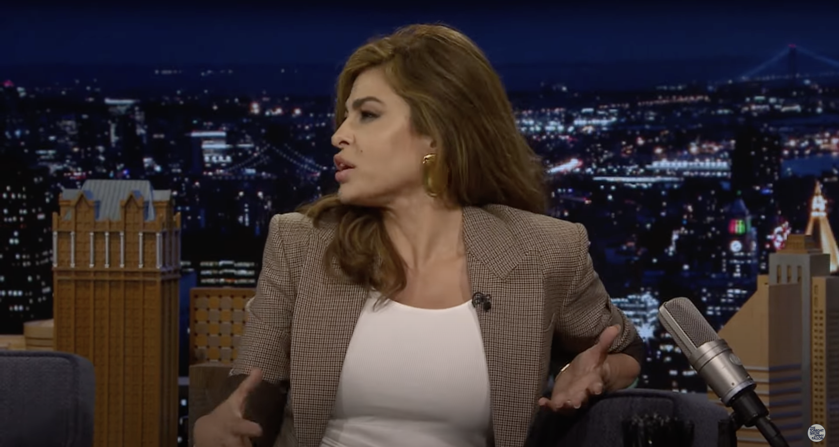 Eva Mendes en "The Tonight Show Starring Jimmy Fallon", promocionando su nuevo libro infantil, de un vídeo de YouTube, fechado el 19 de septiembre de 2024 | Fuente: Youtube/@fallontonight