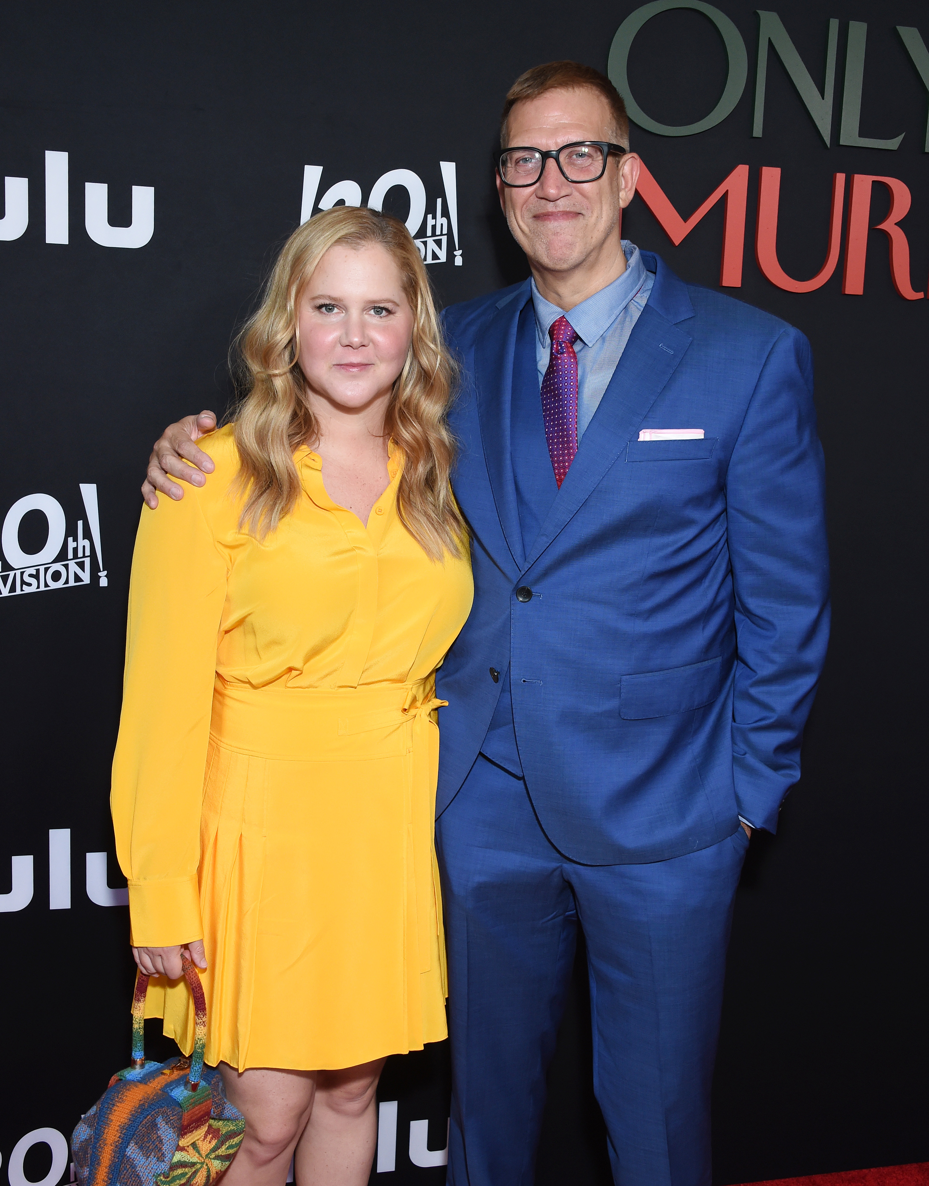 Amy Schumer y John Hoffman en el estreno de la segunda temporada de "Only Murders in the Building" el 27 de junio de 2022, en Los Ángeles, California. | Fuente: Getty Images