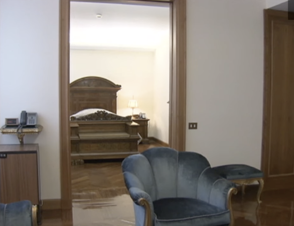 La habitación del papa Francisco, al parecer, tenía un mini bar. | Fuente: Youtube/CNN.