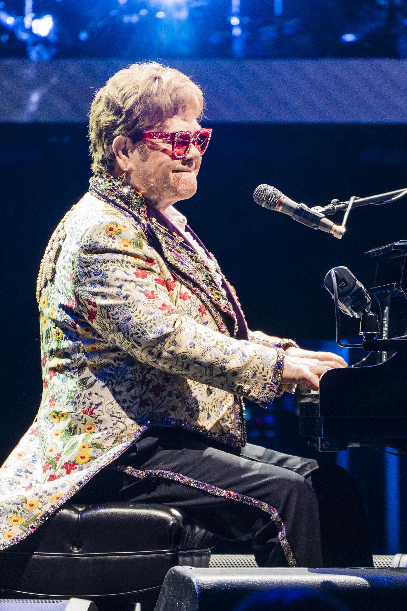 Elton John actúa durante la gira Farewell Yellow Brick Road Tour en el Smoothie King Center de Nueva Orleans, Luisiana, el 19 de enero de 2022 | Fuente: Getty Images