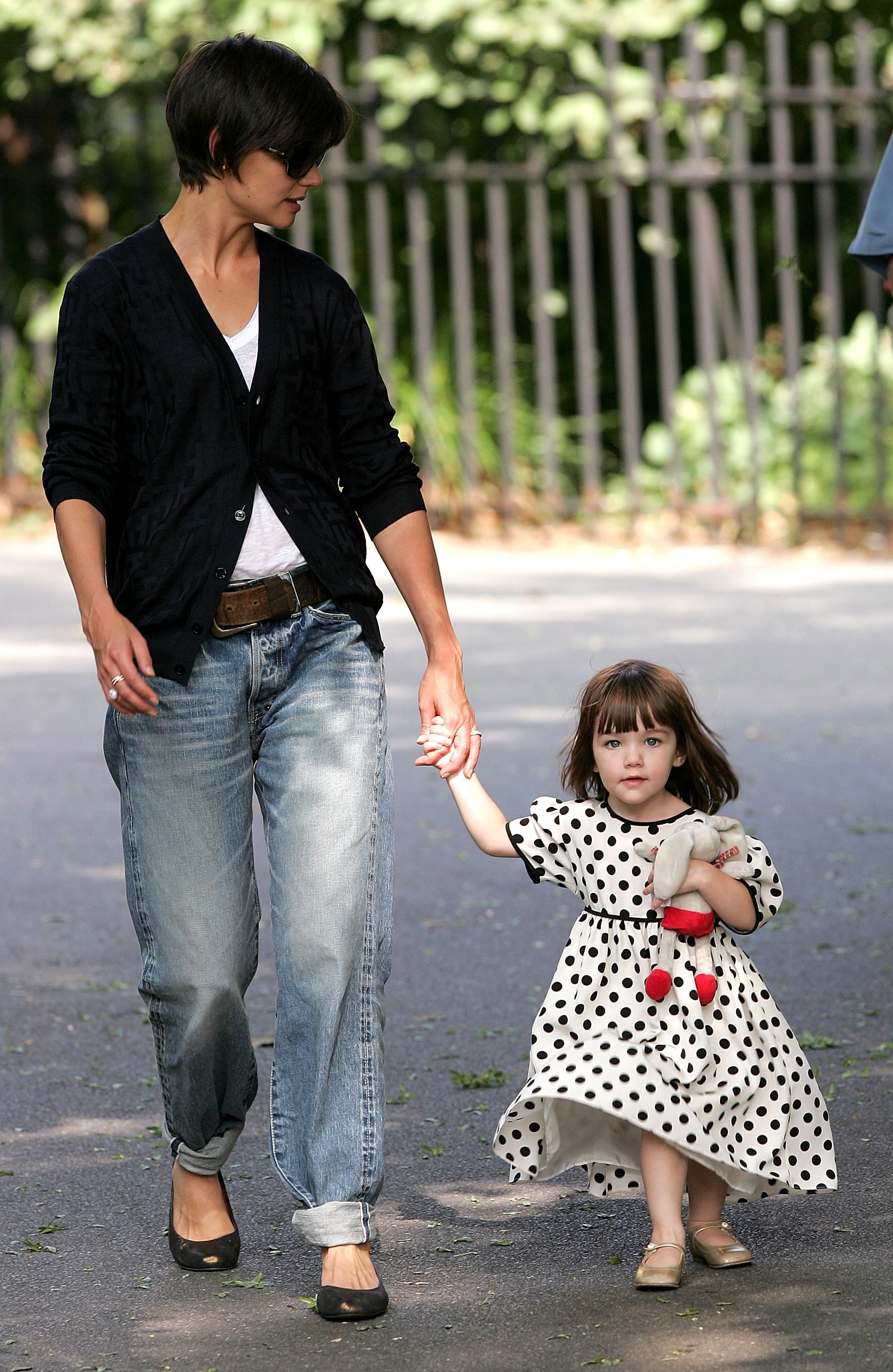 Katie Holmes y Suri Cruise vistas en las calles de Manhattan el 7 de agosto de 2008 en Nueva York | Fuente: Getty Images