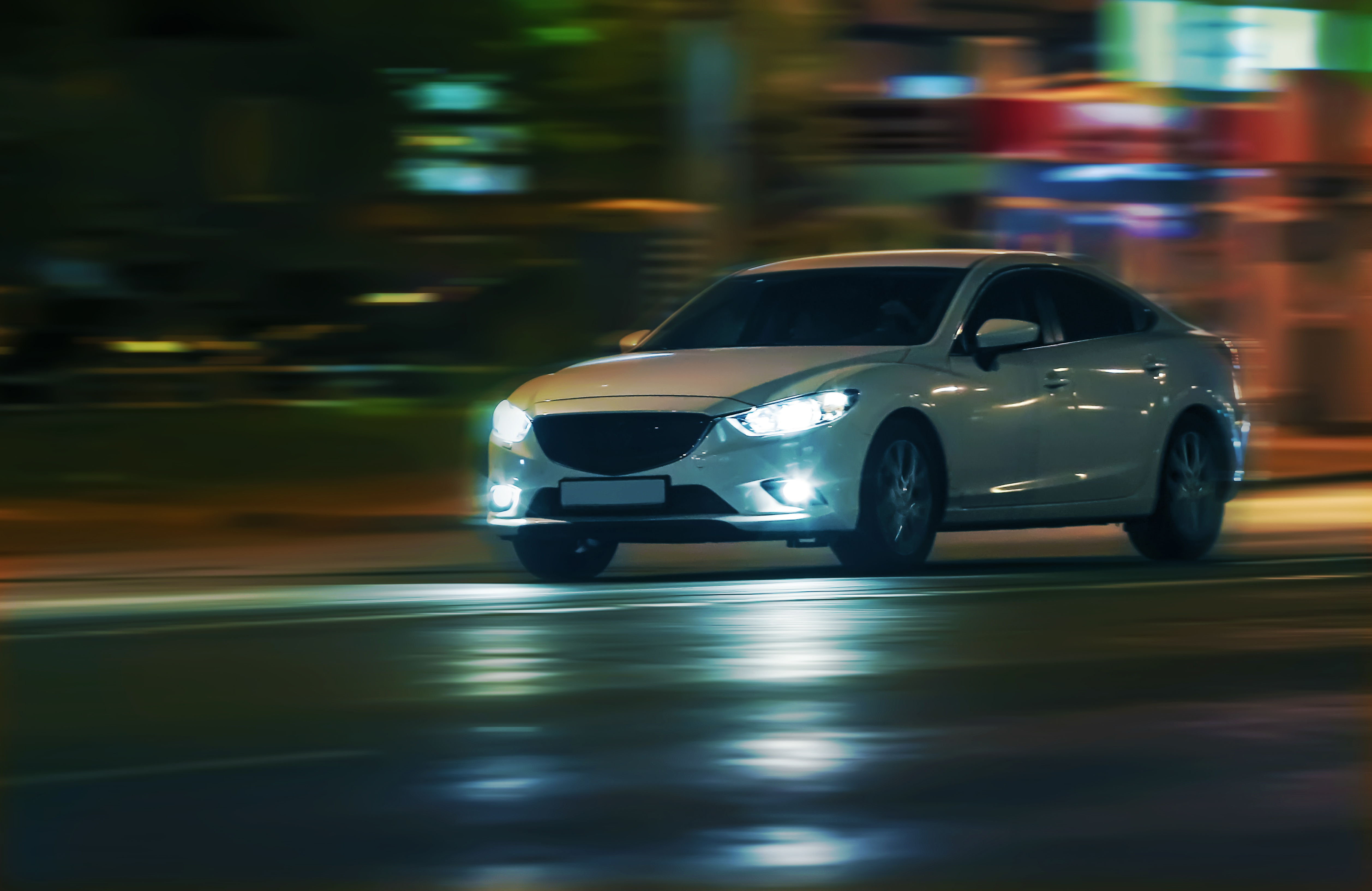 Automóvil en carretera de noche. | Fuente: Shutterstock