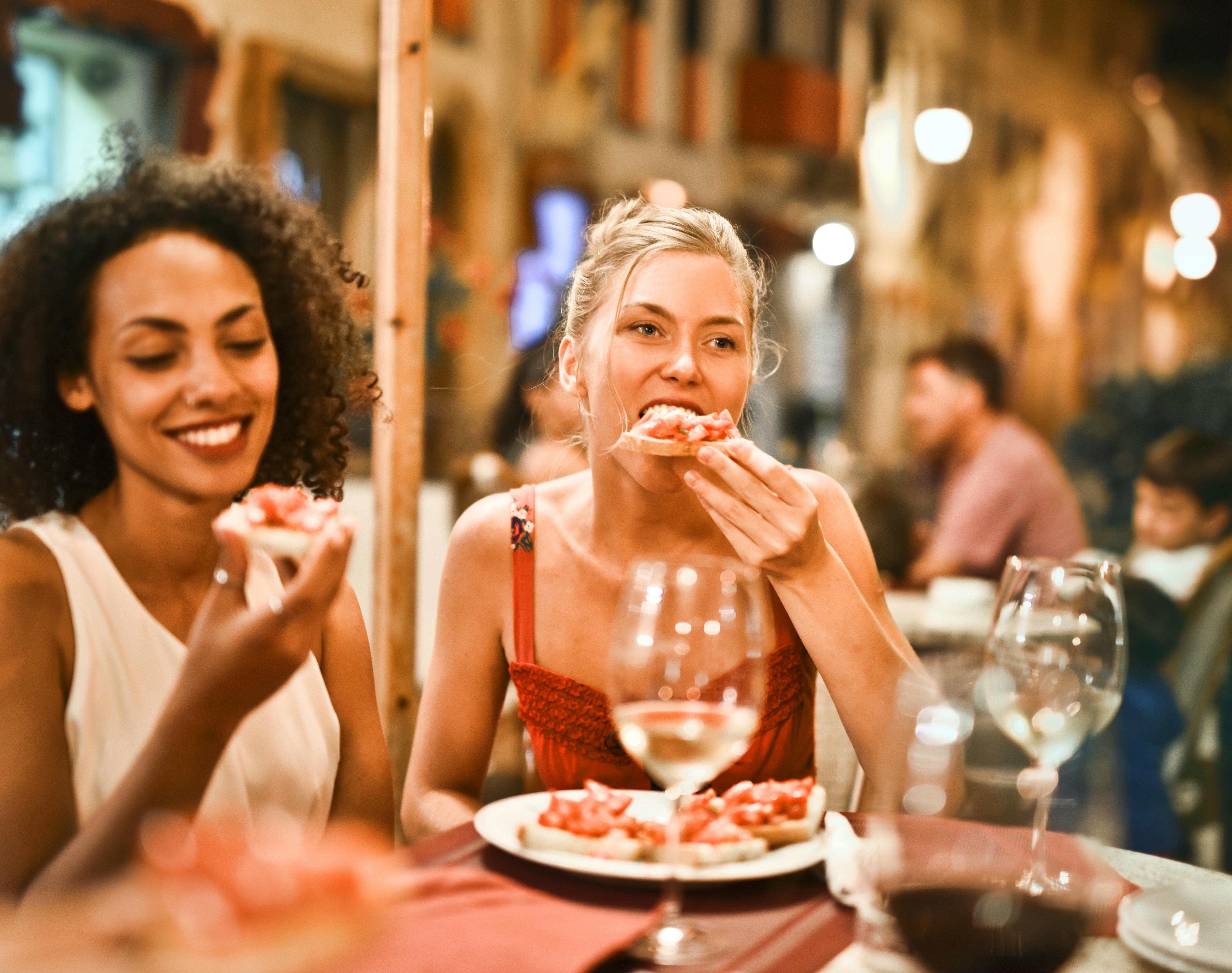 Mujeres comiendo en un restaurante | Foto: Pexels